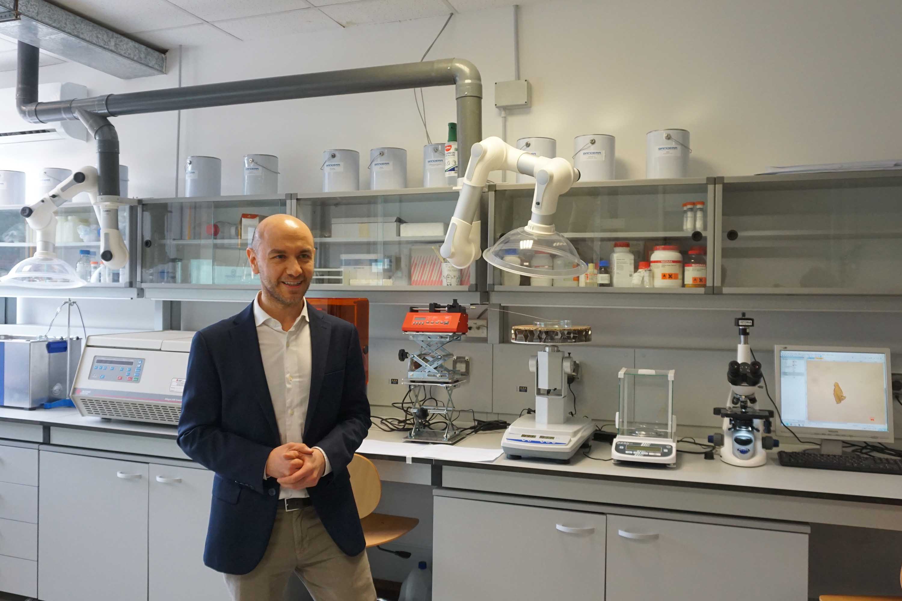 Il prof. Felice Torrisi all'interno di Nano2D2, il lab innovativo del Dipartimento di Fisica e Astronomia