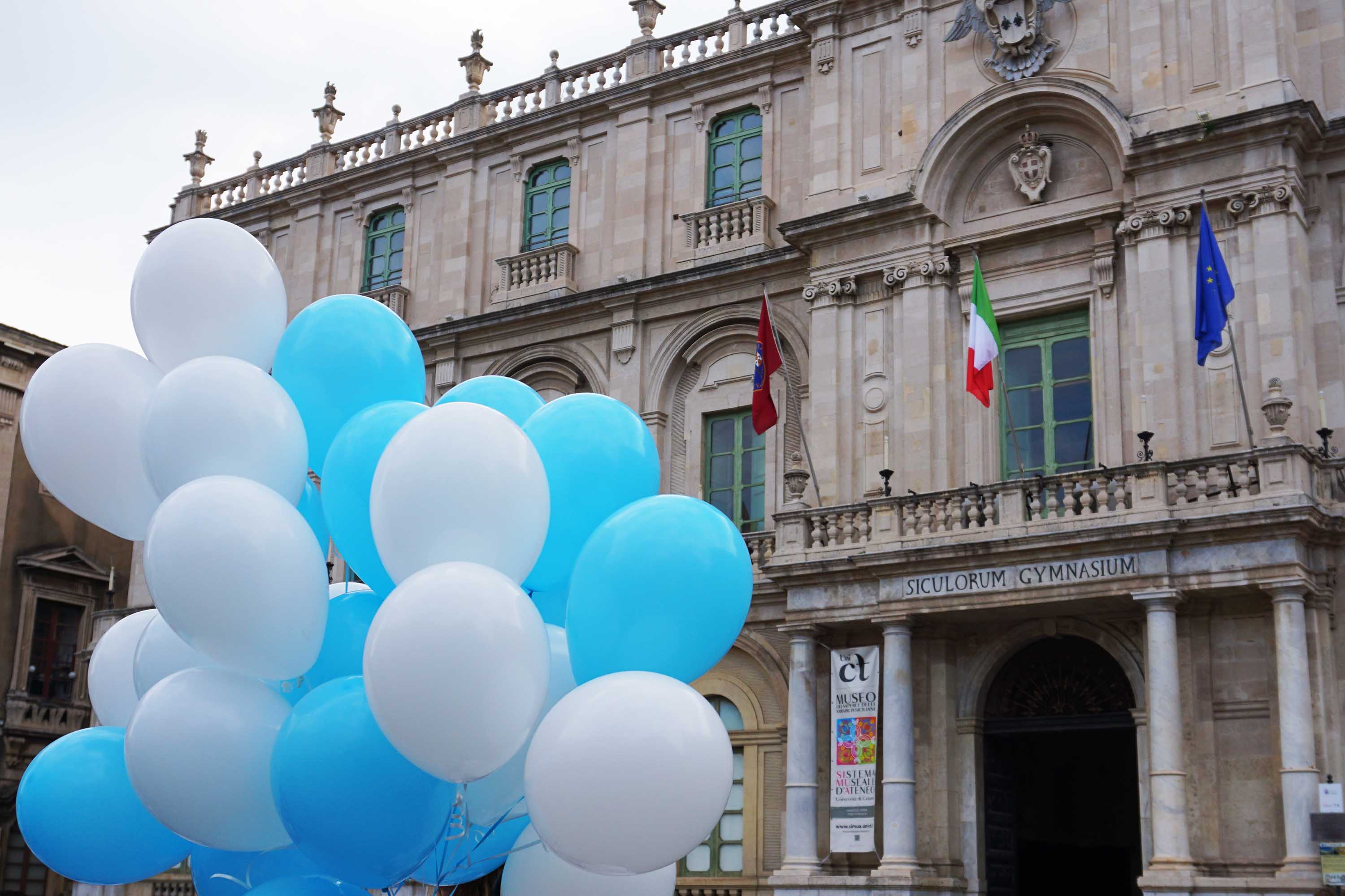 Palloncini blu per la 'Giornata sulla consapevolezza dell'autismo