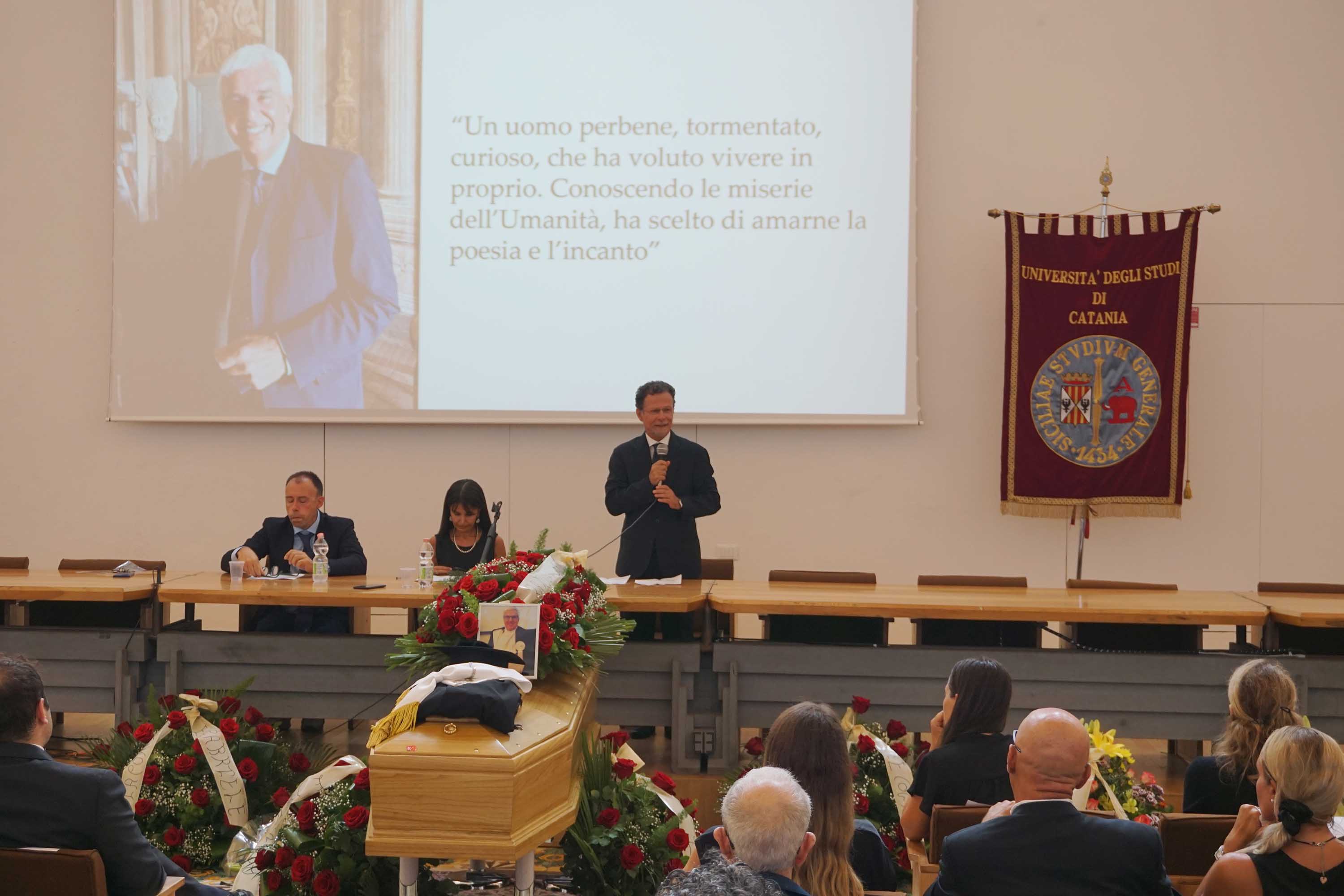 Un momento dell'intervento del rettore Francesco Priolo, al suo fianco i docenti Luigi Ingaliso e Marina Paino