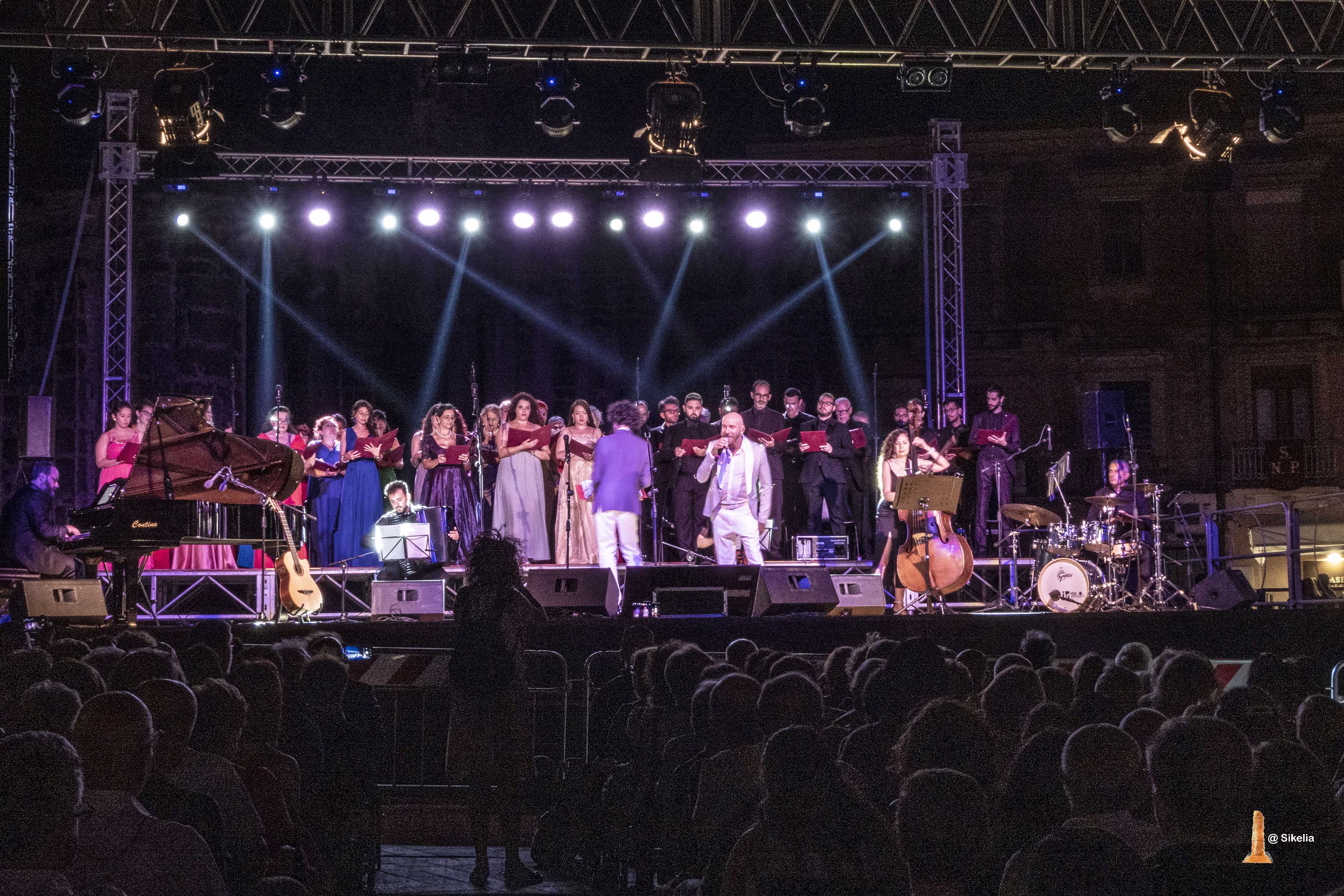 Un momento dell'esibizione di Mario Venuti con il Coro Lirico Siciliano ad Adrano (foto di Riccardo Militello)