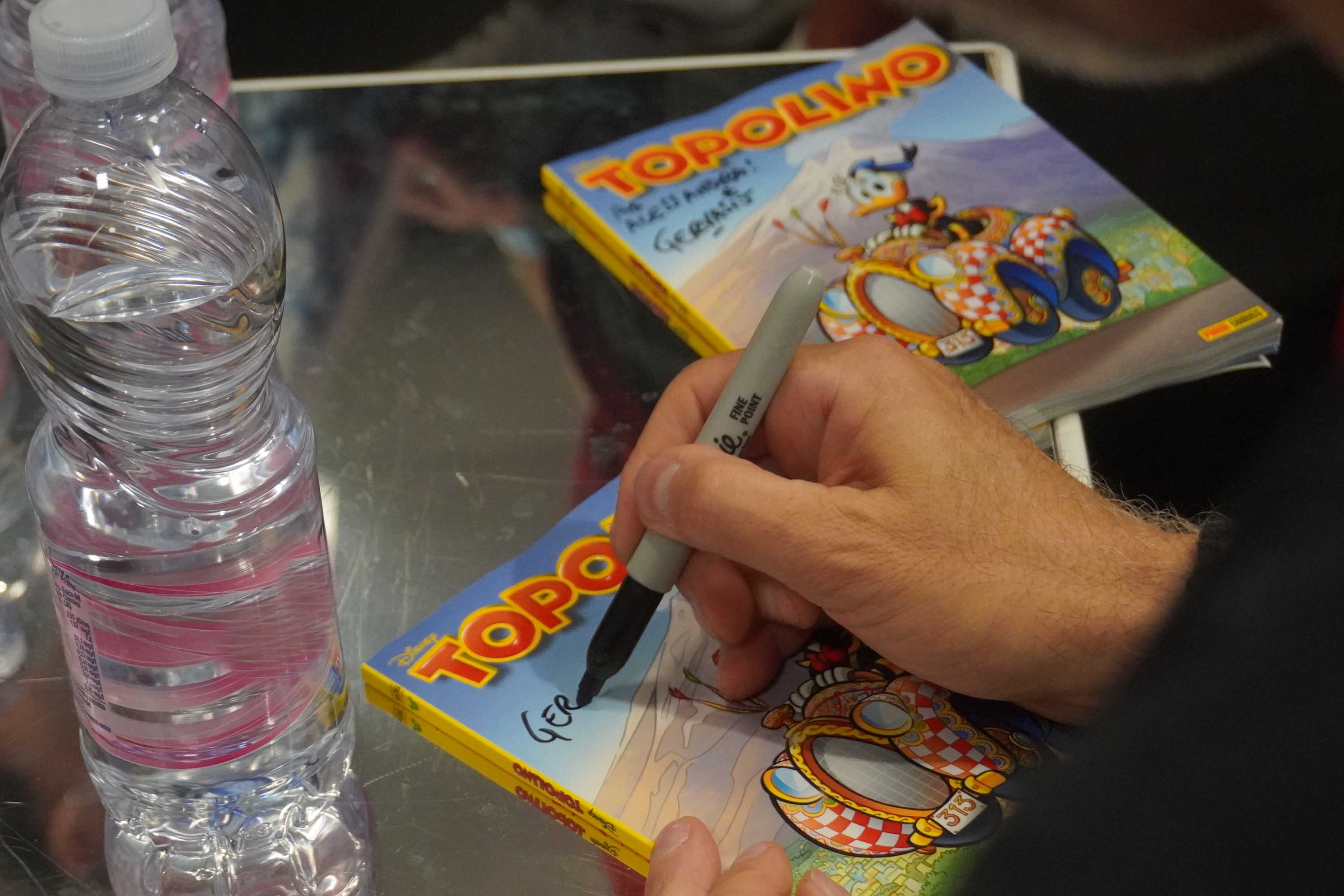 L’autore Marco Gervasio autografa alcune copie di Topolino con copertina variant