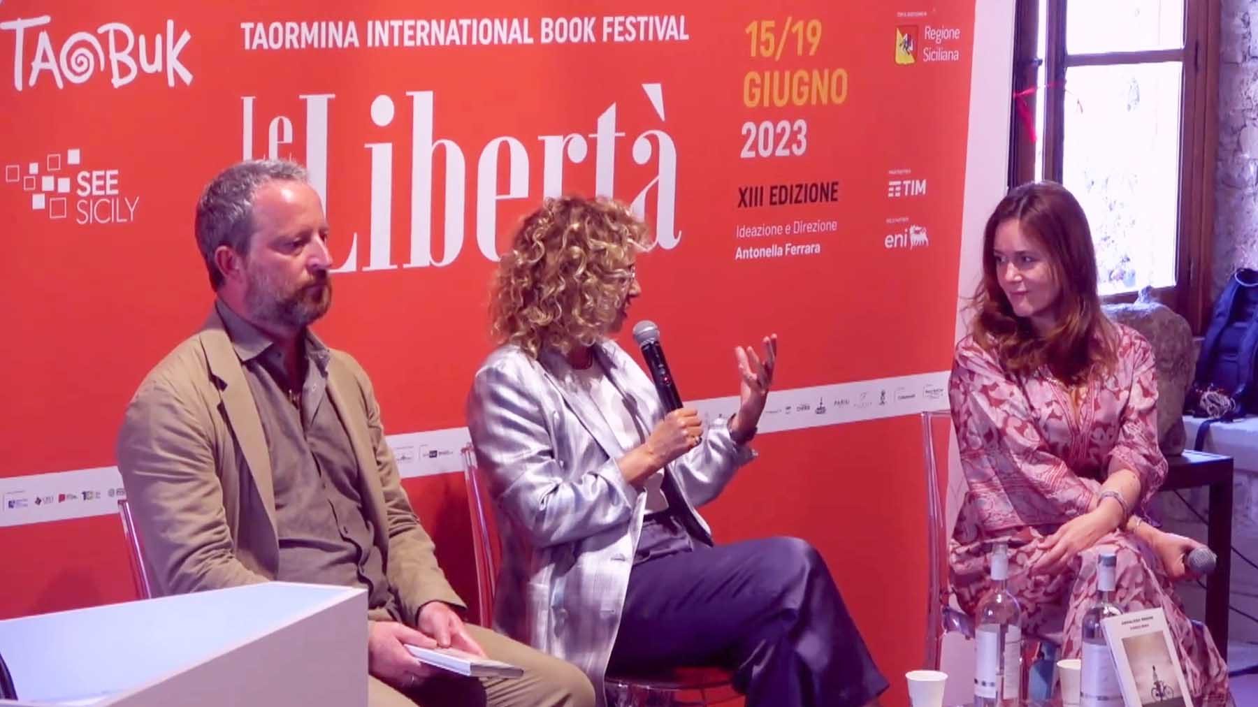 Valeria Golino mentre dialoga con Annalena Tonelli e Simone Pontiggia