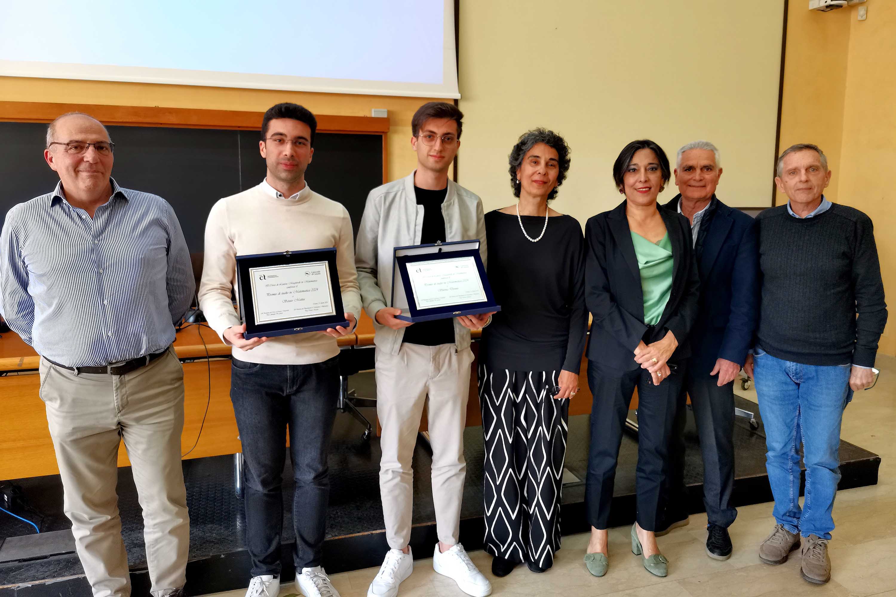 Dennis Sberna e Mattia Sciuto mentre ricevono il Premio di studio in Matematica 2024