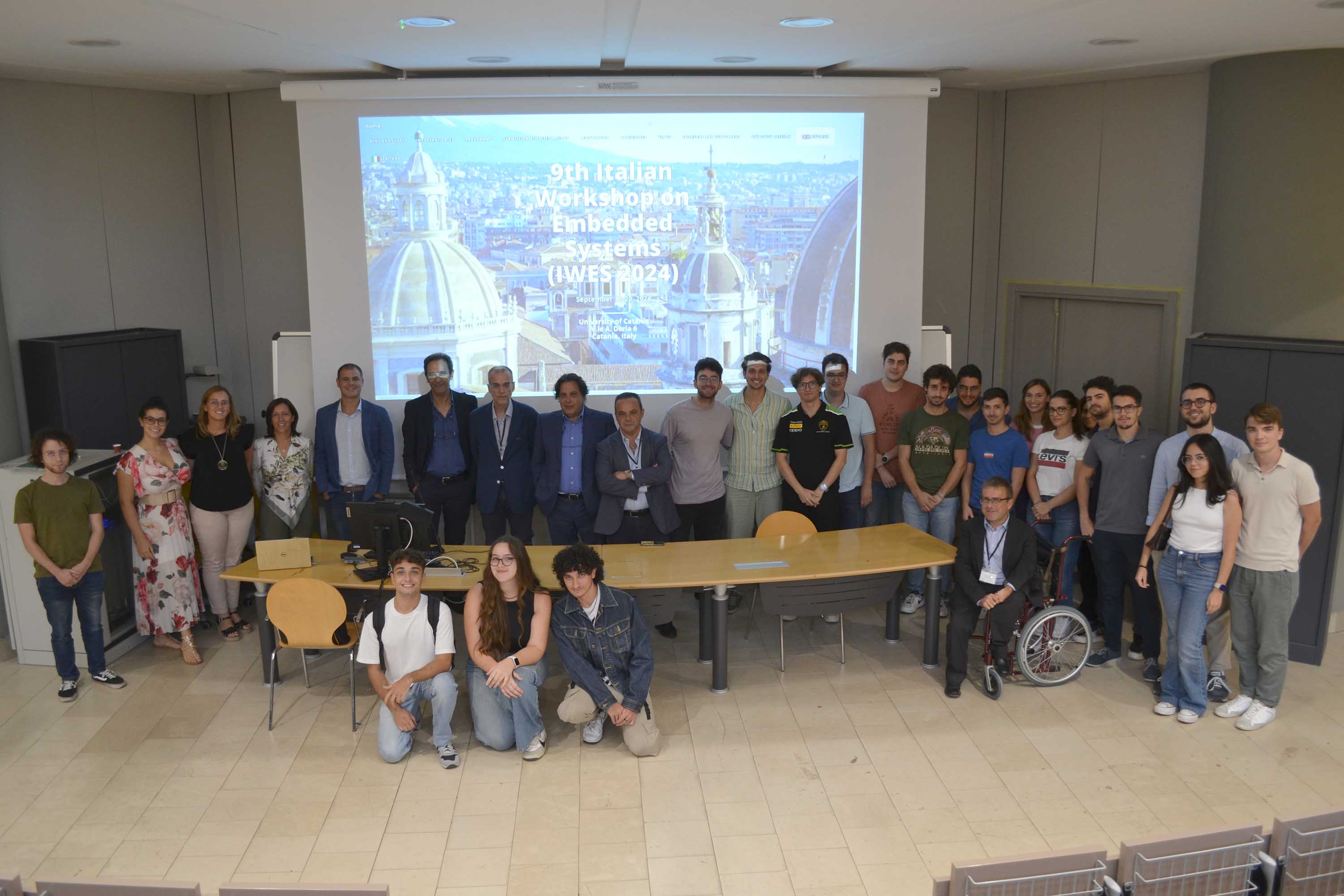 Student Session di IWES 2024.  Foto di gruppo con il prof. Salvatore Cavalieri, il prof. Gaetano Patti, General Chair di IWES 2024 e Coordinatore della Student Session, i rappresentanti delle aziende e gli studenti