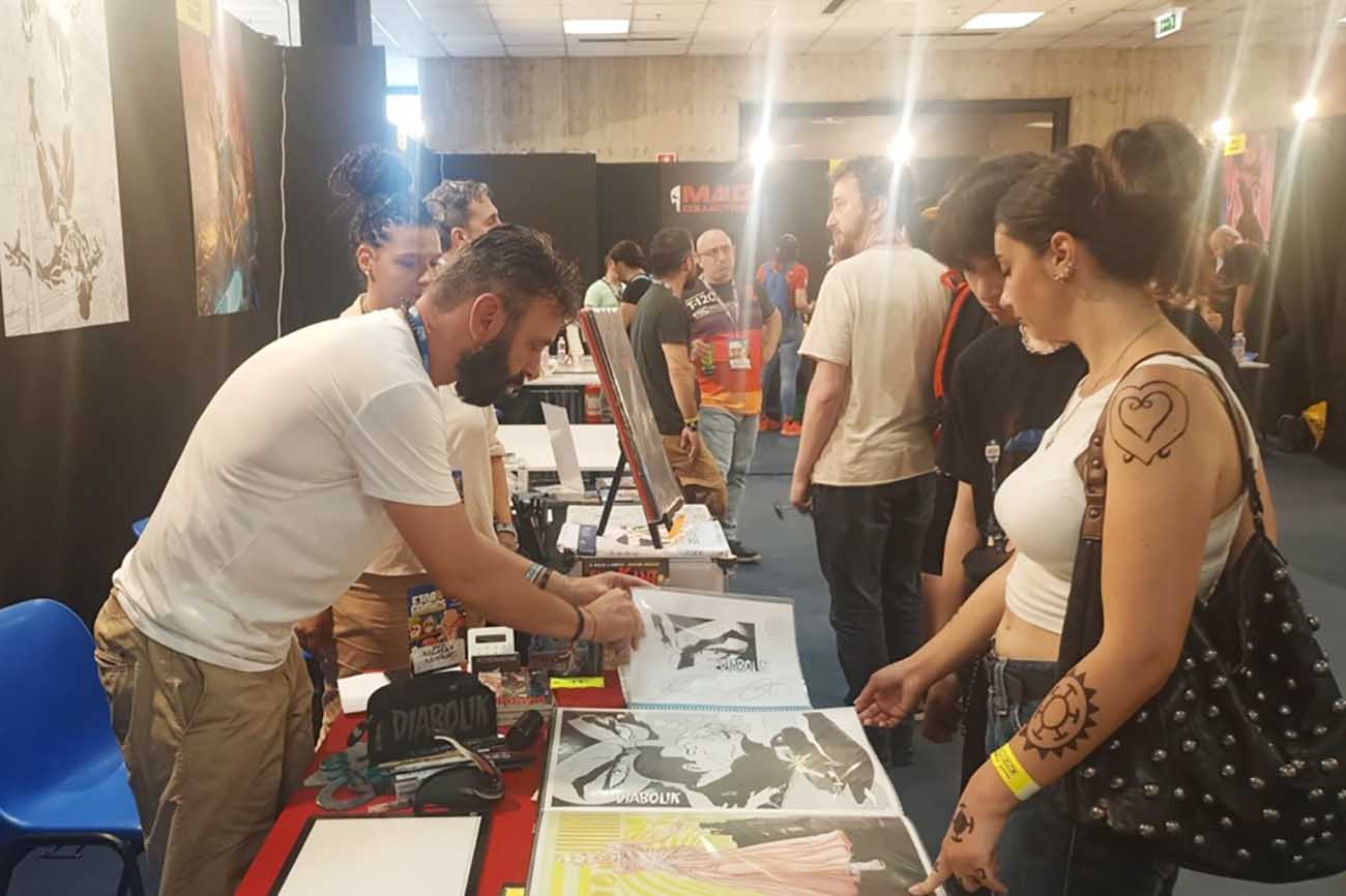 Riccardo Nunziati mentre incontra alcuni ammiratori ad Etna Comics