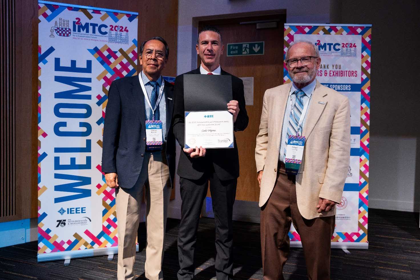 Il prof. Carlo Trigona con a sinistra il presidente della I&M Society, Juan Manuel Ramirez Cortés (National Institute of Astrophysics, Optics, & Electronics Mexico), e a destra il presidente della commissione di selezione dei premi, Max Cortner (Boston Scientific Corporation, Stati Uniti)