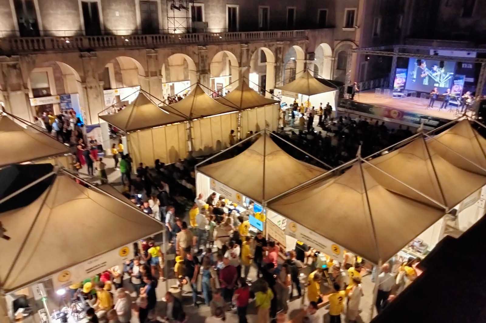 Il chiostro del Palazzo Platamone