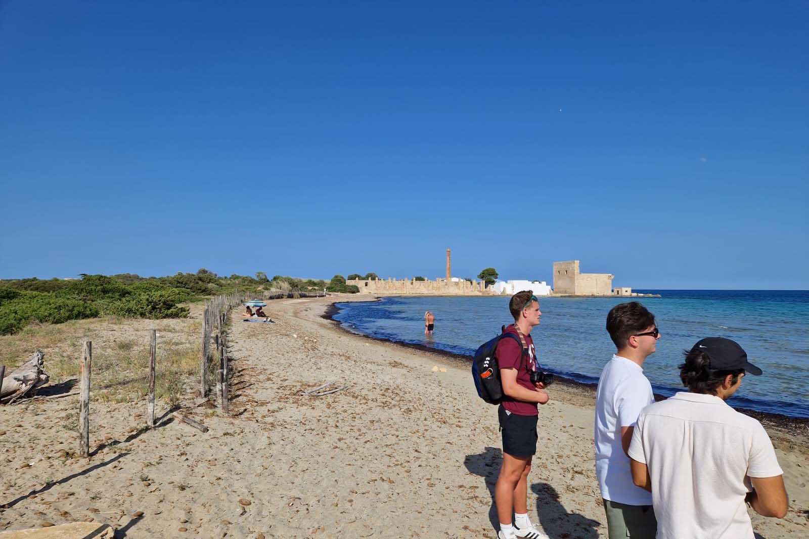 Studenti in visita alla riserva naturale di Vendicari