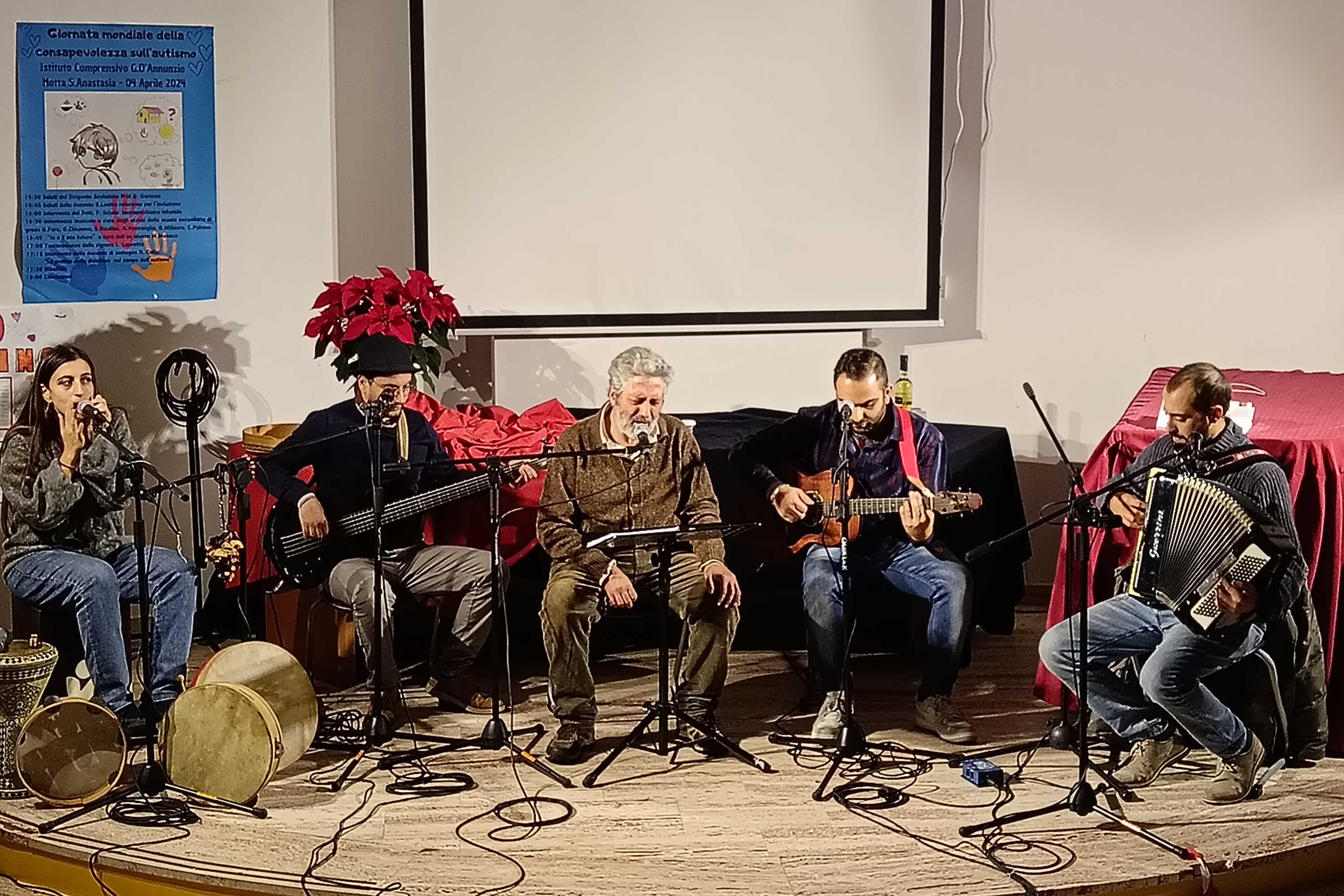 La piccola orchestra Jacaranda con da sinistra Sara Castrogiovanni, Simone Ardita, Francesco Messina, Gabriele Ricca. Al centro Biagio Guerrera