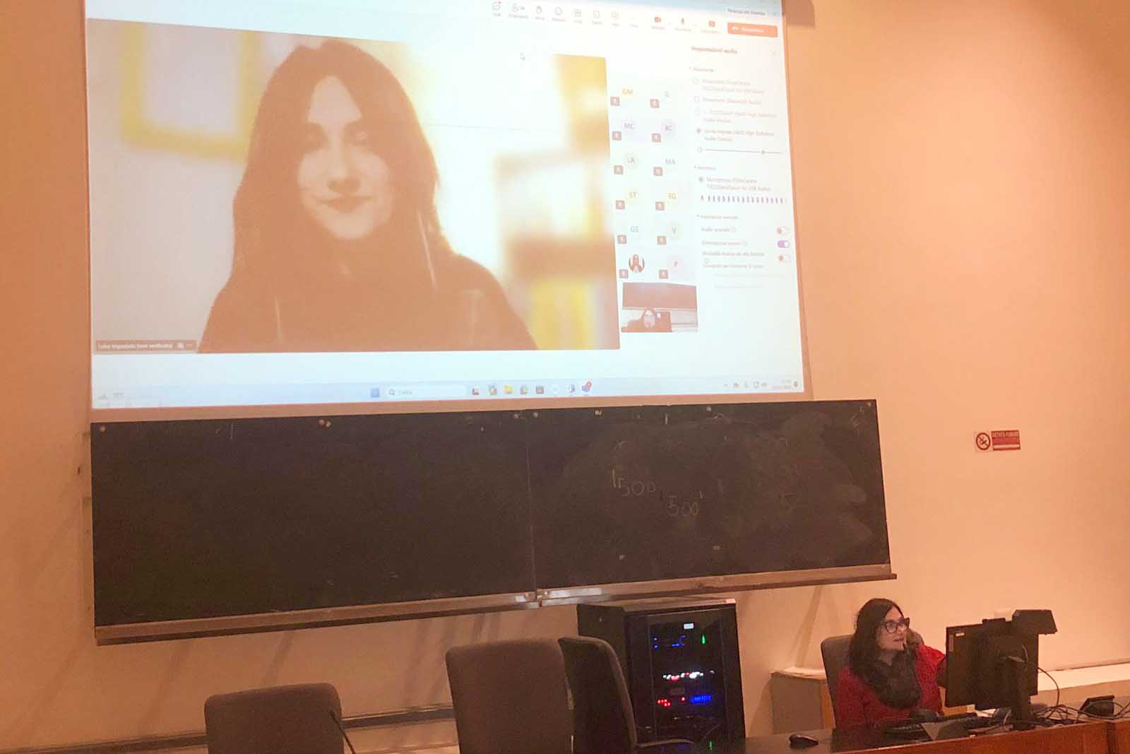 Un momento dell'incontro. In foto la prof. Pina Palella in aula e in video collegamento Luisa Impastato