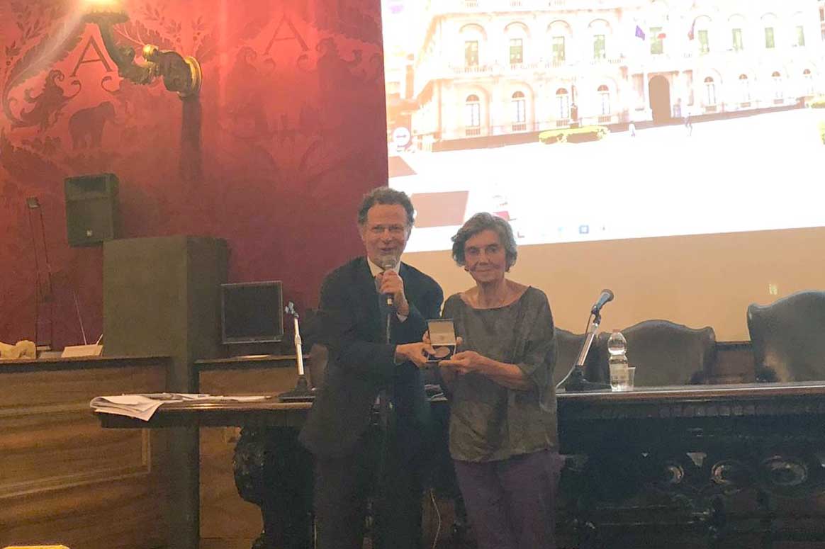 Il rettore Francesco Priolo consegna la medaglia alla prof.ssa Ilde Rizzo