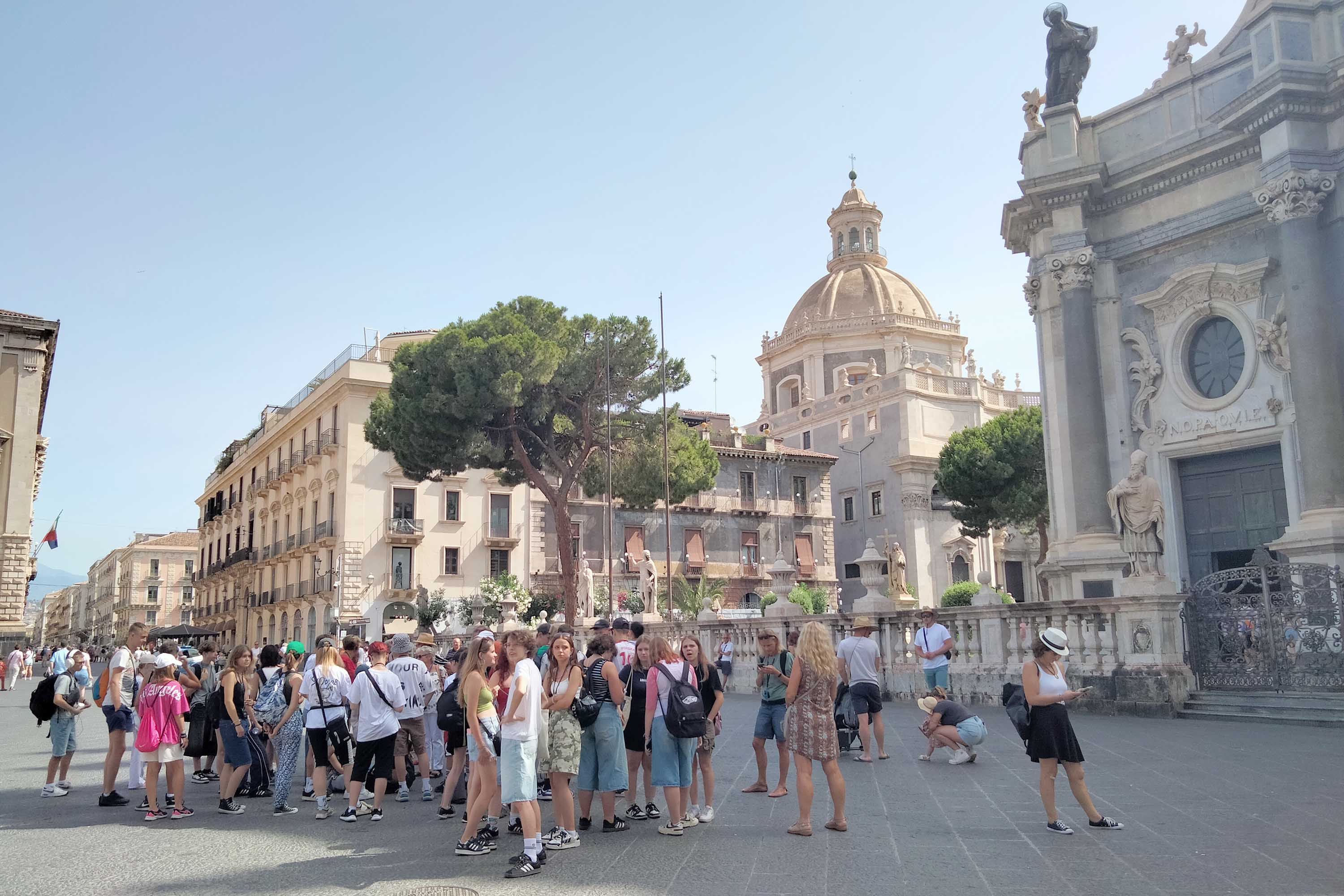 Turisti in piazza Duomo a Catania