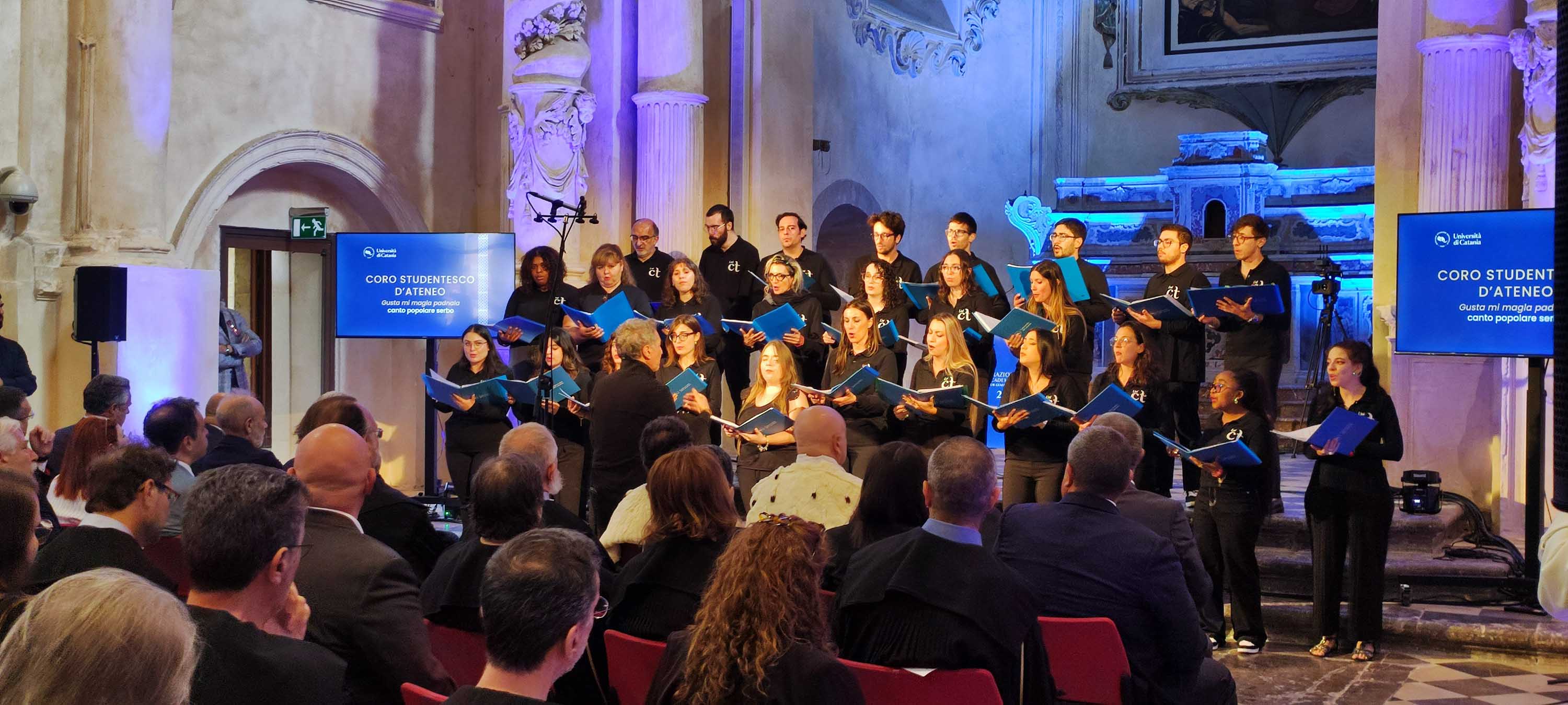 Un momento dell'esibizione del Coro d'Ateneo diretto dal maestro Franco Lazzaro