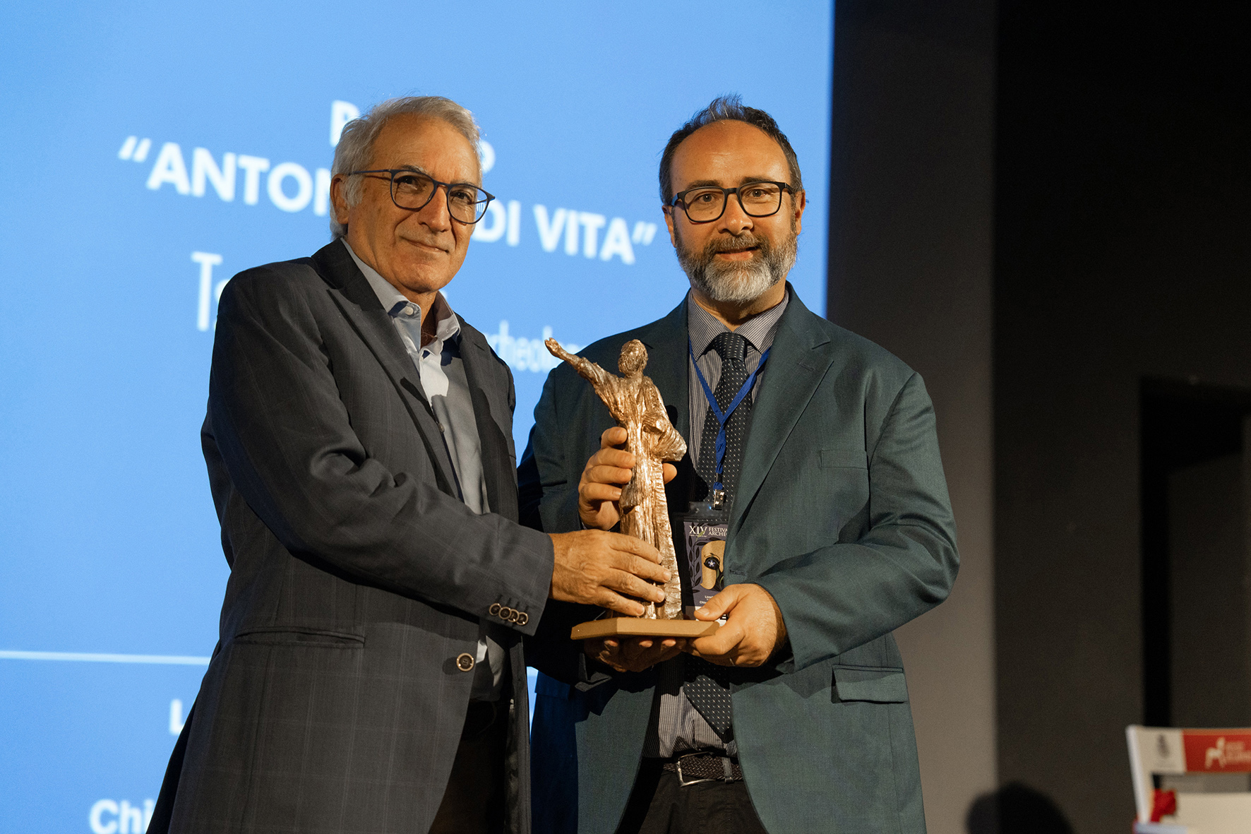 Cinema archeologico di Licodia Eubea, Premio Antonino Di Vita a Tsao Cevoli, consegna archeologo Massimo Frasca