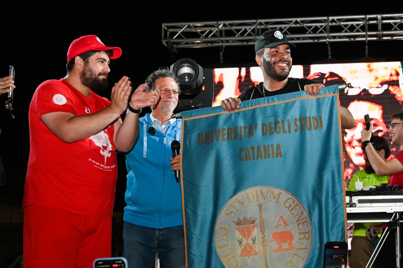 Il rettore Francesco Priolo consegna il gonfalone del Palio d'Ateneo al capitano di Ingegneria