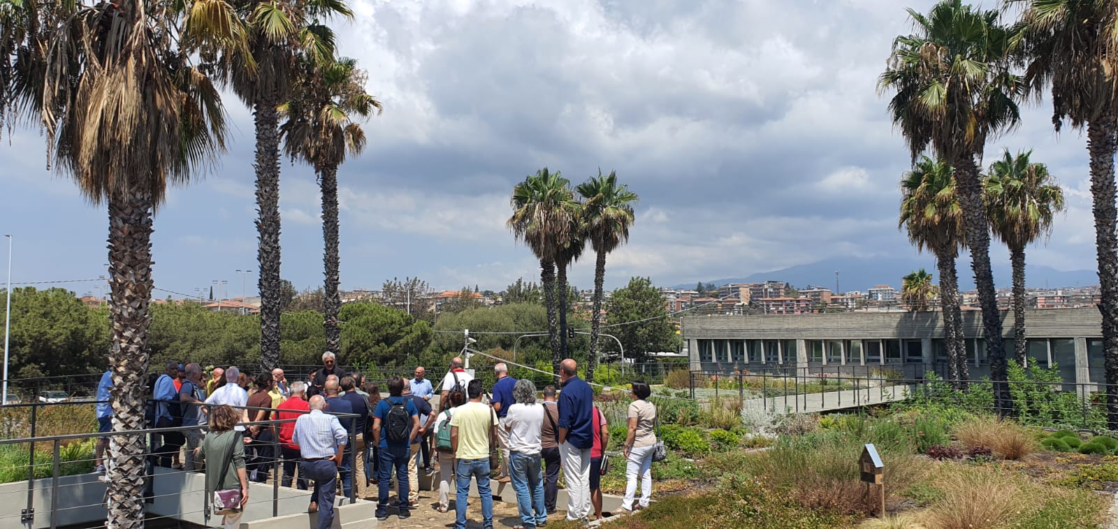 Un momento della visita al tetto verde del Polo Bioscientifico del Di3A, quale esempio di soluzione basata sulla natura per la gestione delle acque piovane