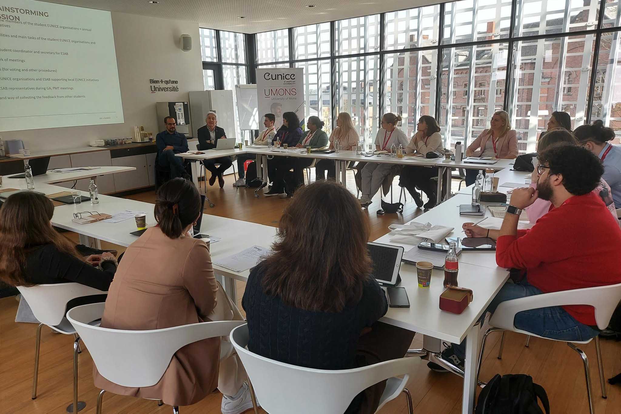 Un momento dell’incontro tra i membri degli Eunice Student Boards