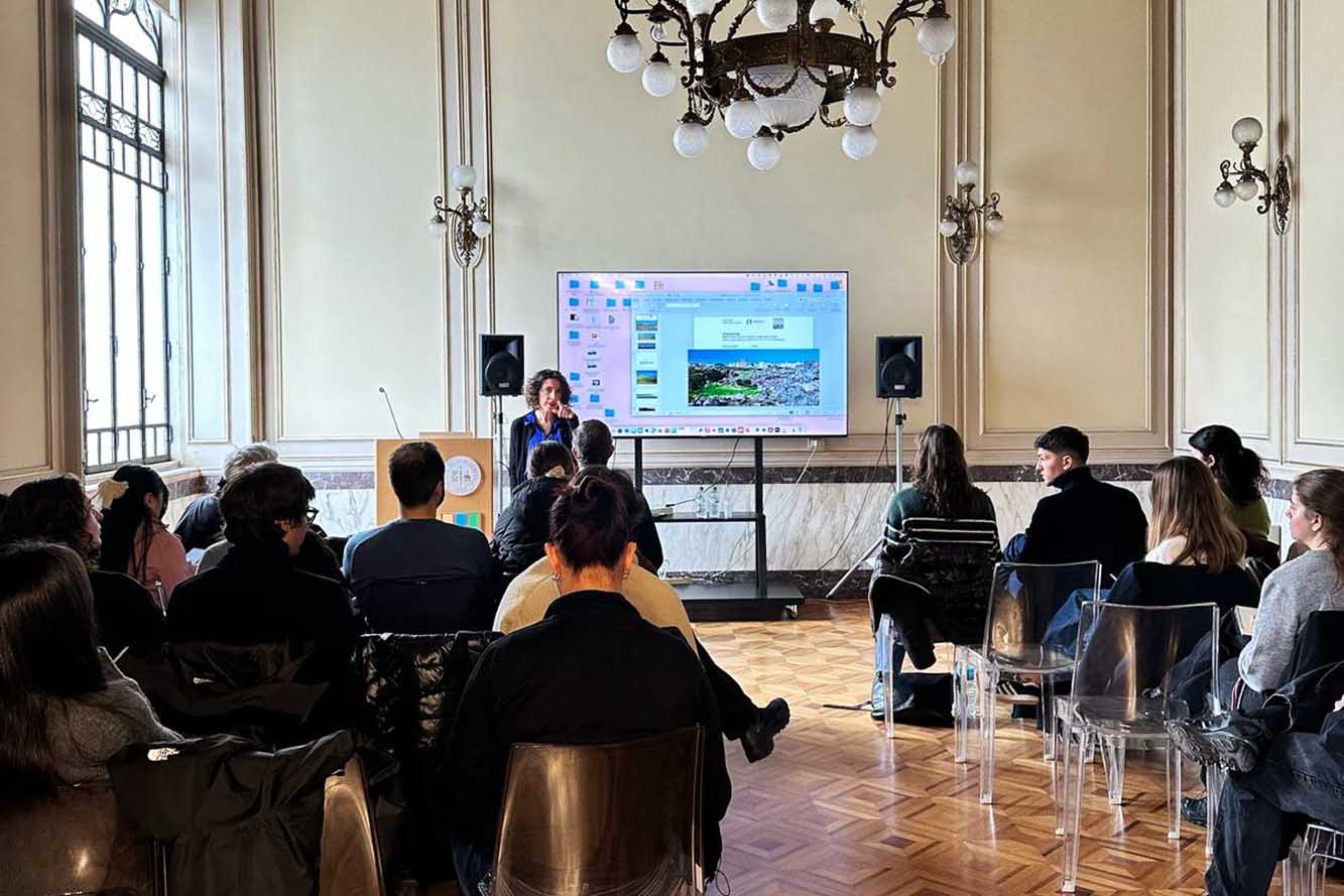 Un momento dell'intervento della prof.ssa Simona Calvagna