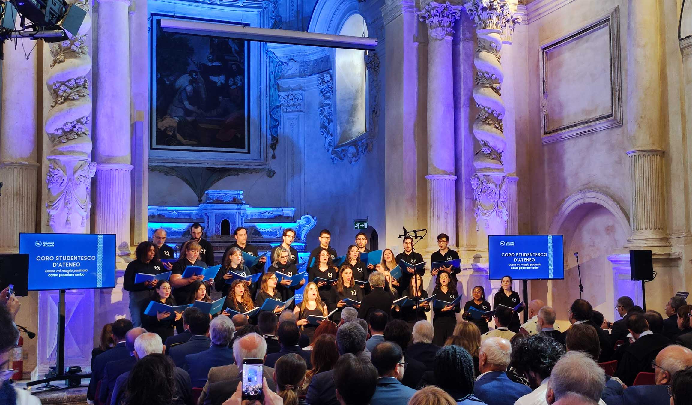 Un momento dell'esibizione del Coro d'Ateneo diretto dal maestro Franco Lazzaro (foto di Rossella Laudani)