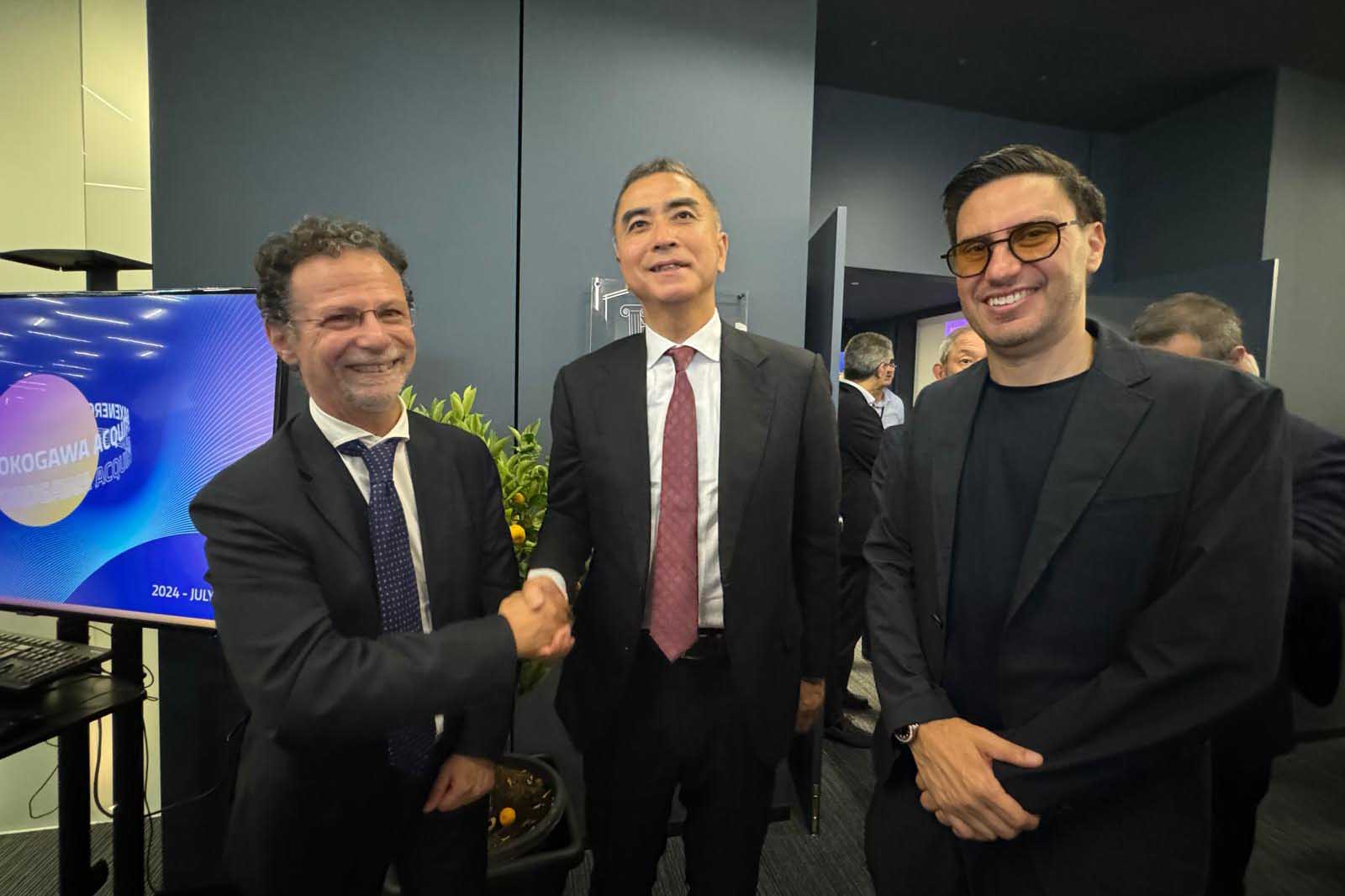 Il rettore Francesco Priolo insieme con Hitoshi Nara san, President & CEO di Yokogawa ElectricCorporation, e Simone Massaro di BaxEnergy