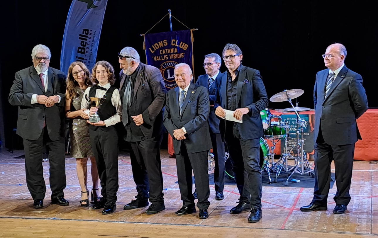 Da sinistra Nicola Abbadessa, Maria Schillaci, il vincitore Riccardo Palmeri, Piero di Egidio, Salvo Giacona, Nino Aiello, Daniele Di Bella e Salvo Puleo