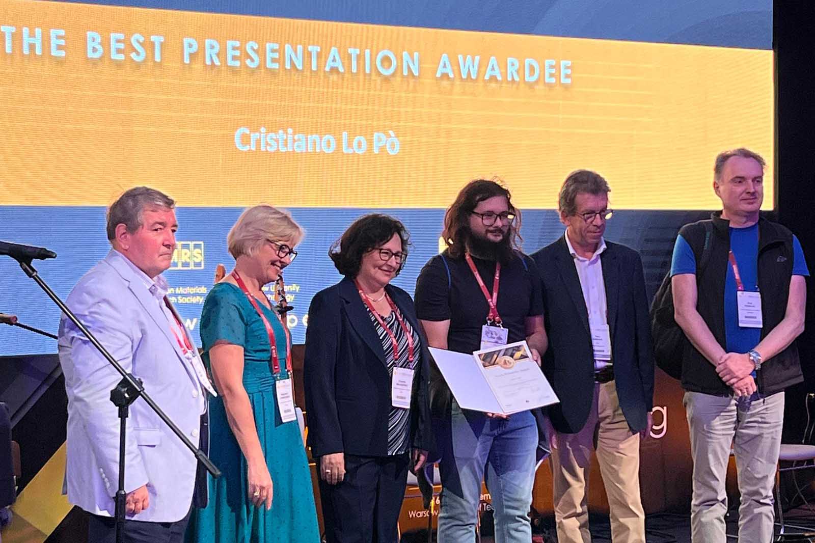 Cristiano Lo Po' mentre riceve il Young Researcher Award