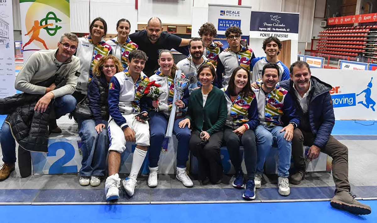 Il team di scherma del Cus Catania insieme con il presidente Luigi Mazzone