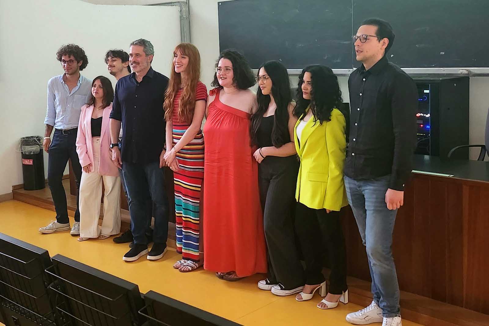 Le vincitrici del Poetry Slam assieme agli organizzatori dell'evento e al professore Rosario Castelli