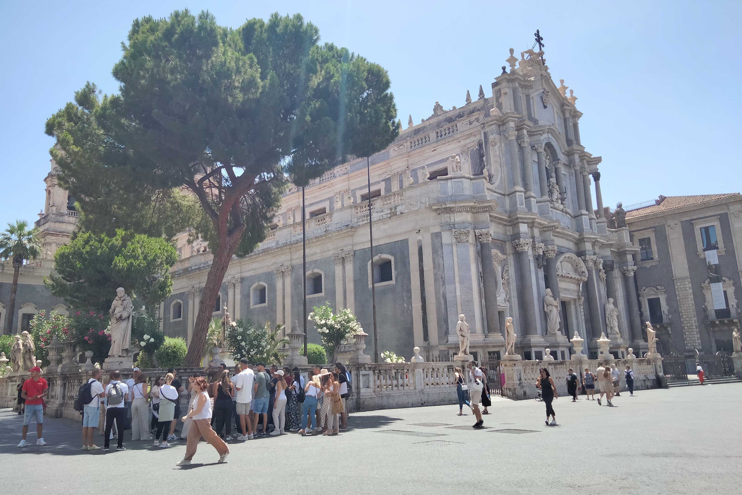 Turisti in piazza Duomo a Catania