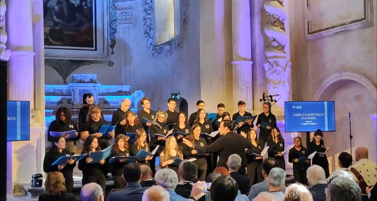 Un momento dell'esibizione del Coro d'Ateneo diretto dal maestro Giuseppe Sanfratello