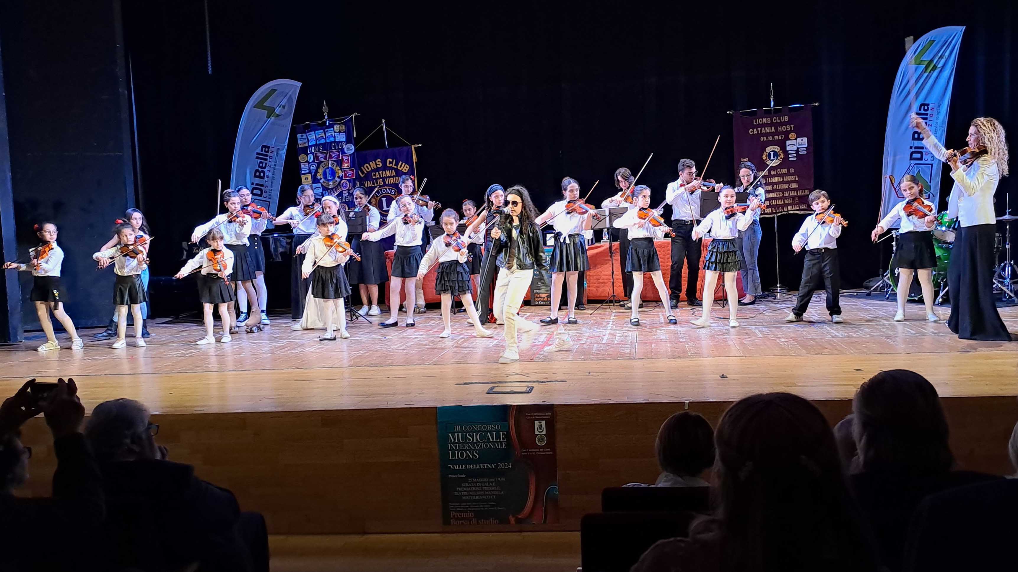 Il gruppo di giovanissimi violinisti dell'Ics Malerba di Catania diretto da Emilia Belfiore