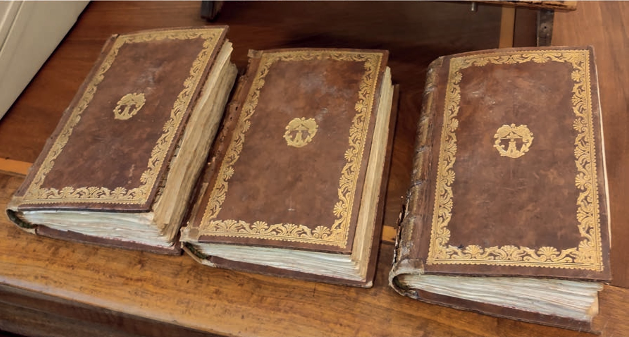 I tre Tomi del manoscritto. Foto M. Romano su concessione della Biblioteca Casanatense, Roma, MiC