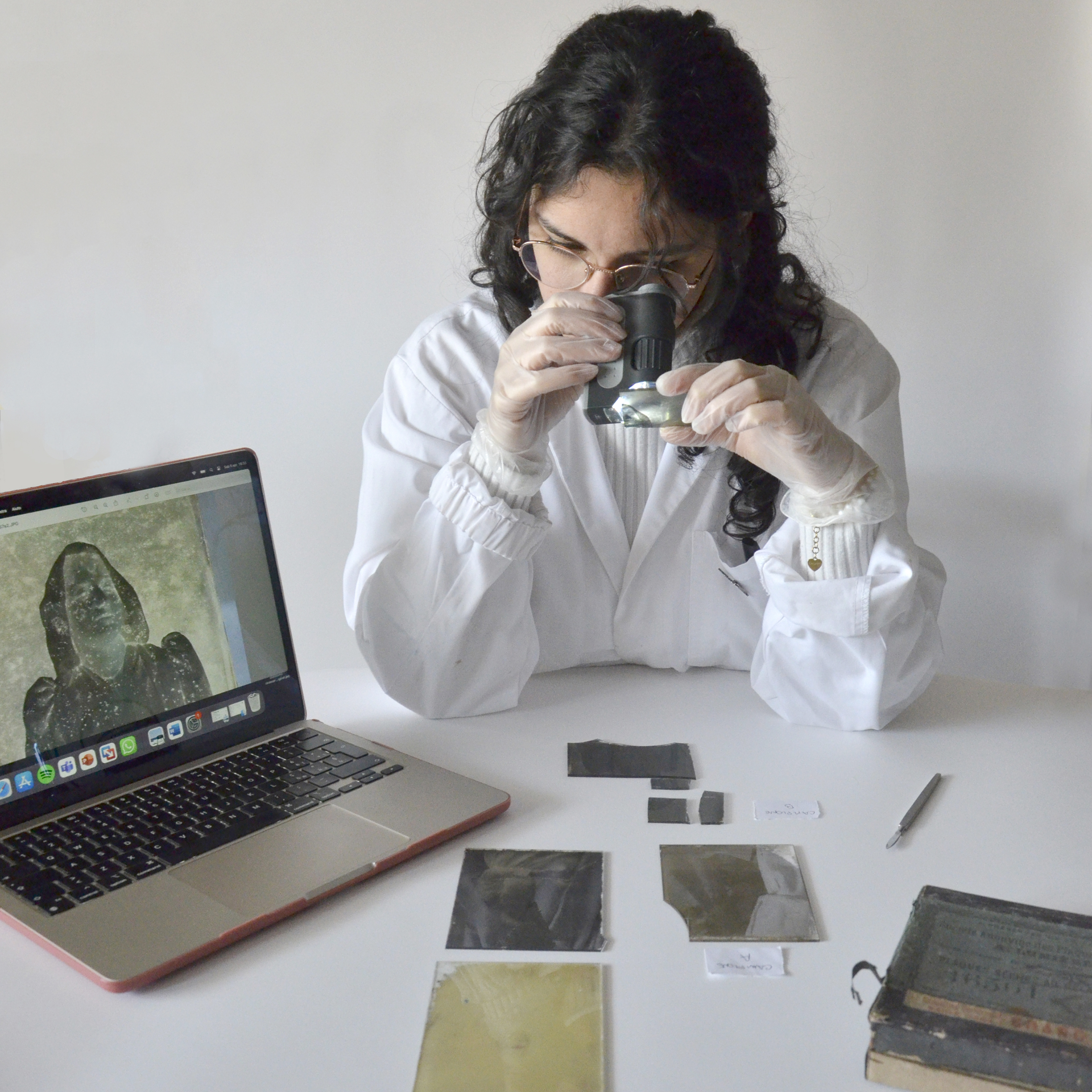 La dott.ssa Paola Benedetta Castellino al lavoro sui reperti