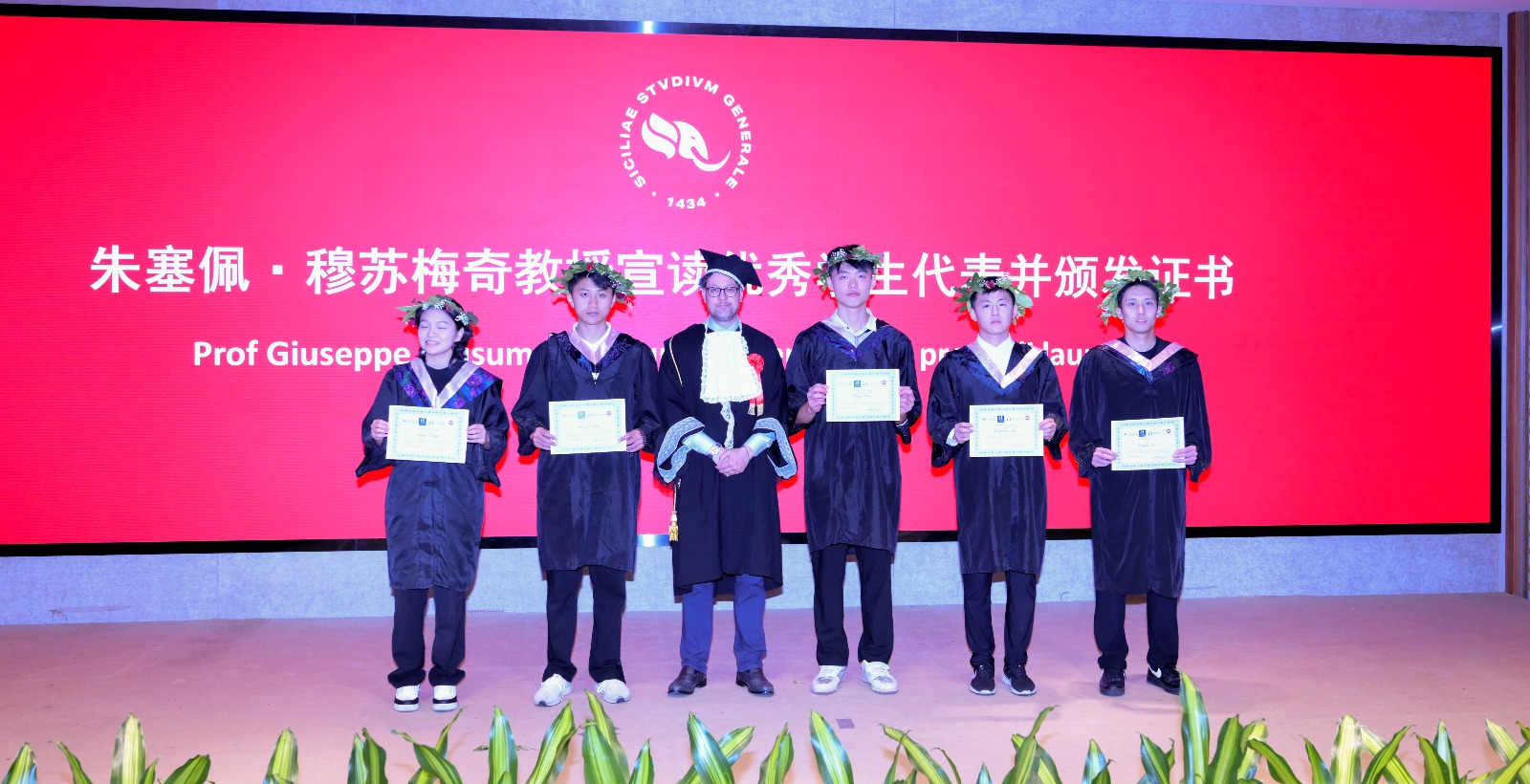 gli studenti più meritevoli: Chen Yongqi, Mai Yaocong, Ni Yonghui, Wang Kaige e Zhao Wenshuai.