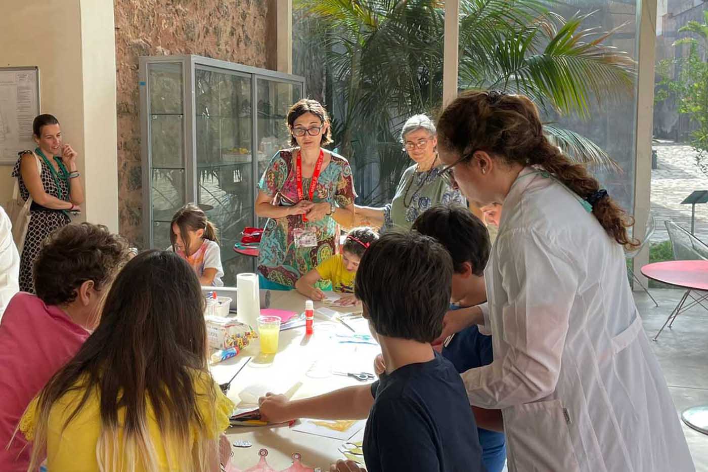 Un momento dell'attività di laboratorio di Gemme fantastiche e come studiarle