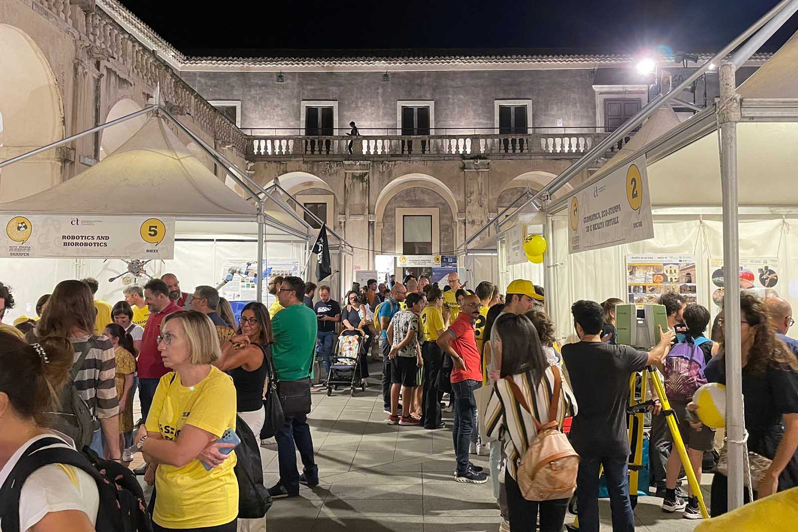 Gli stand al Cortile del Palazzo Platamone