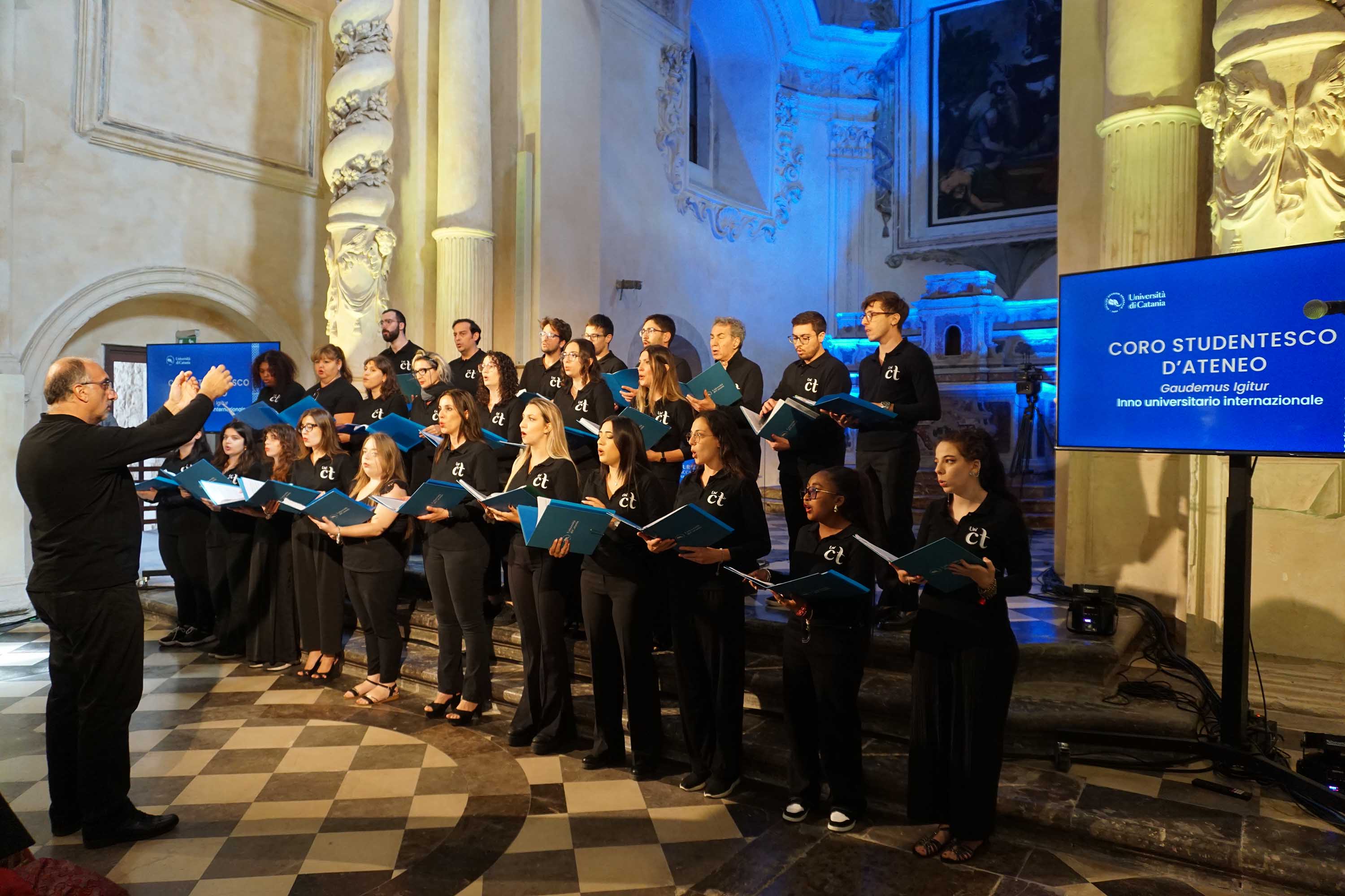 Un momento dell'esibizione del Coro d'Ateneo diretto dal maestro Paolo Biagio Cipolla