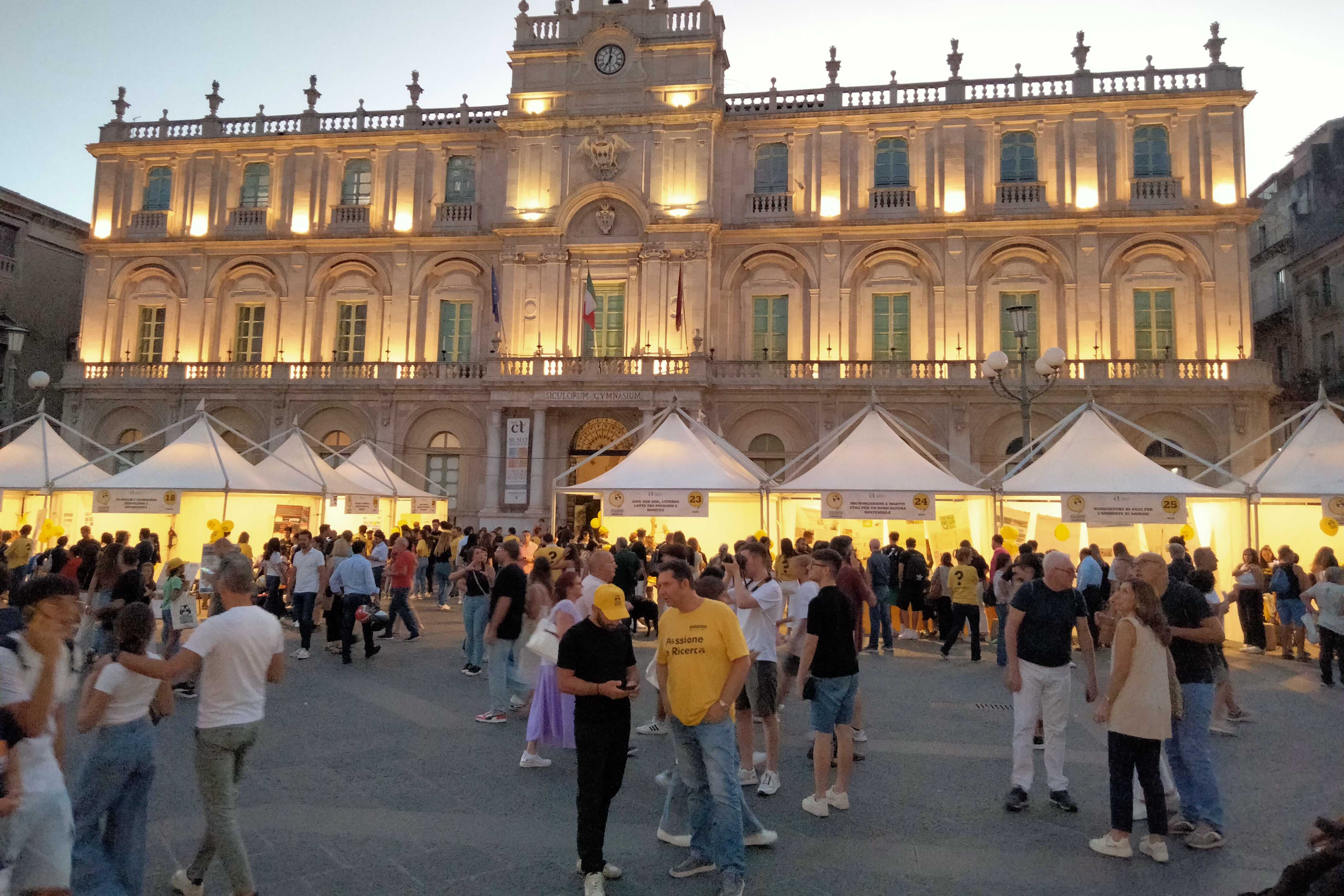 Visitatori negli stand di piazza Università