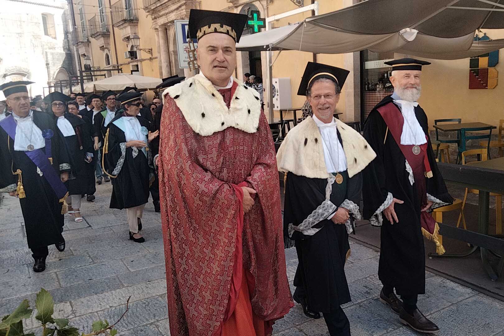 I rettori Roberto Tottoli e Francesco Priolo insieme con il presidente della Sds Ragusa Stefano Rapisarda lungo le vie di Ragusa Ibla