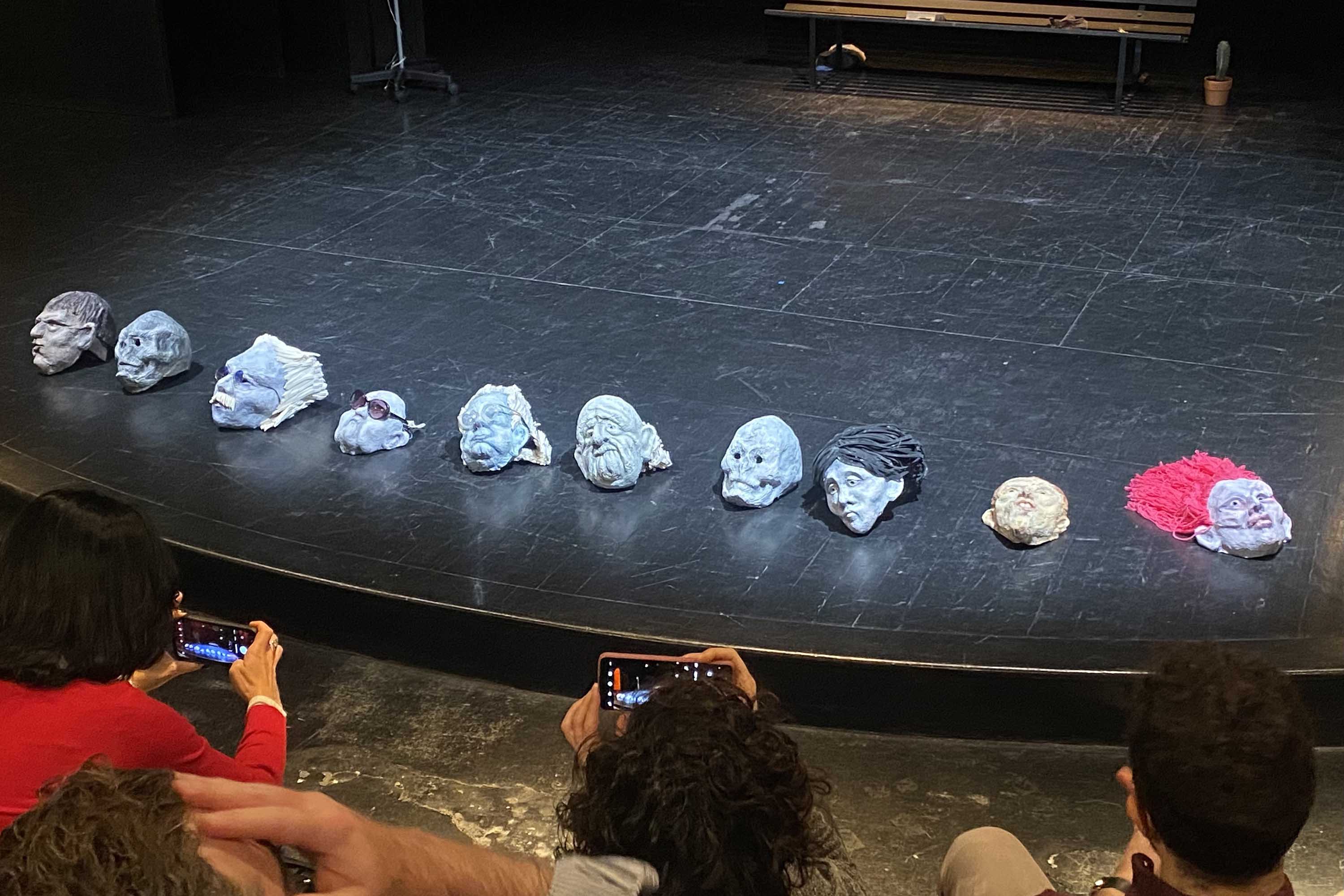 Le maschere posizionate sul palco a fine spettacolo per consentire al pubblico di ammirarle e toccarle (foto di Thea Faro)