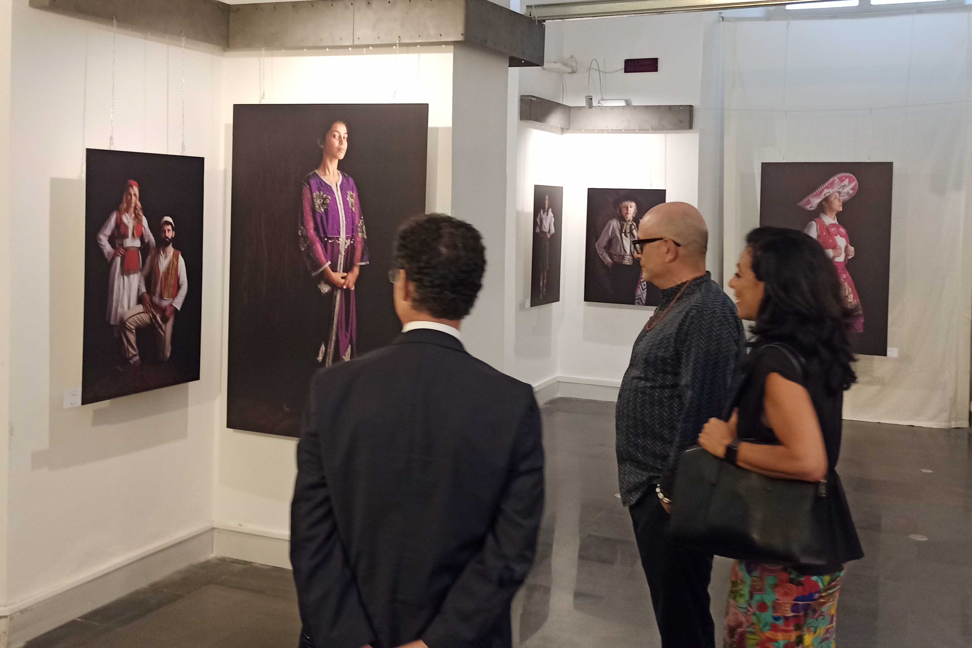 L'artista Arturo Delle Donne presenta la mostra al rettore Francesco Priolo e alla prof.ssa Germana Barone, delegata al Simua