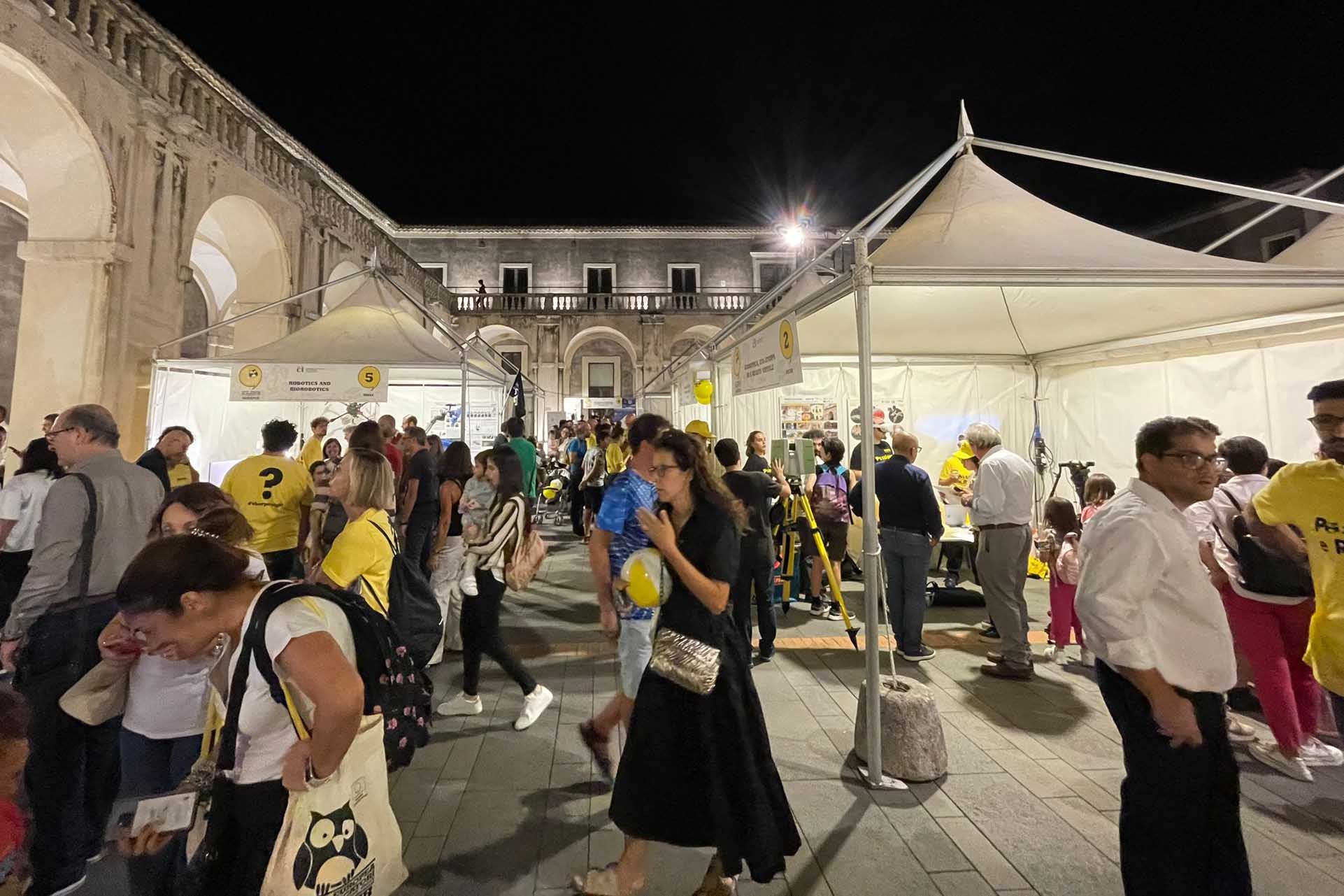 Visitatori negli stand del Cortile di Palazzo Platamone