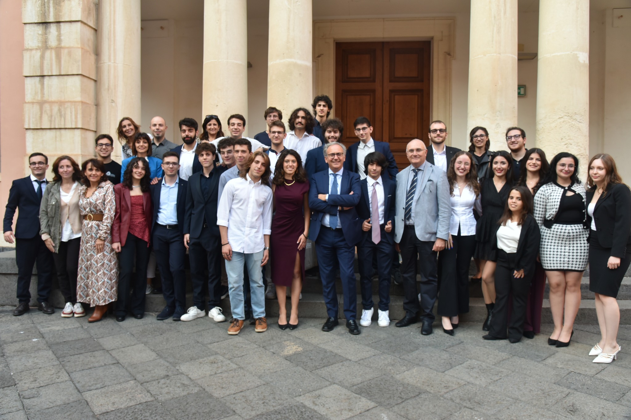 I venti nuovi allievi della Scuola Superiore di Catania insieme con il rettore Francesco Priolo e il presidente della scuola d'eccellenza Daniele Malfitana