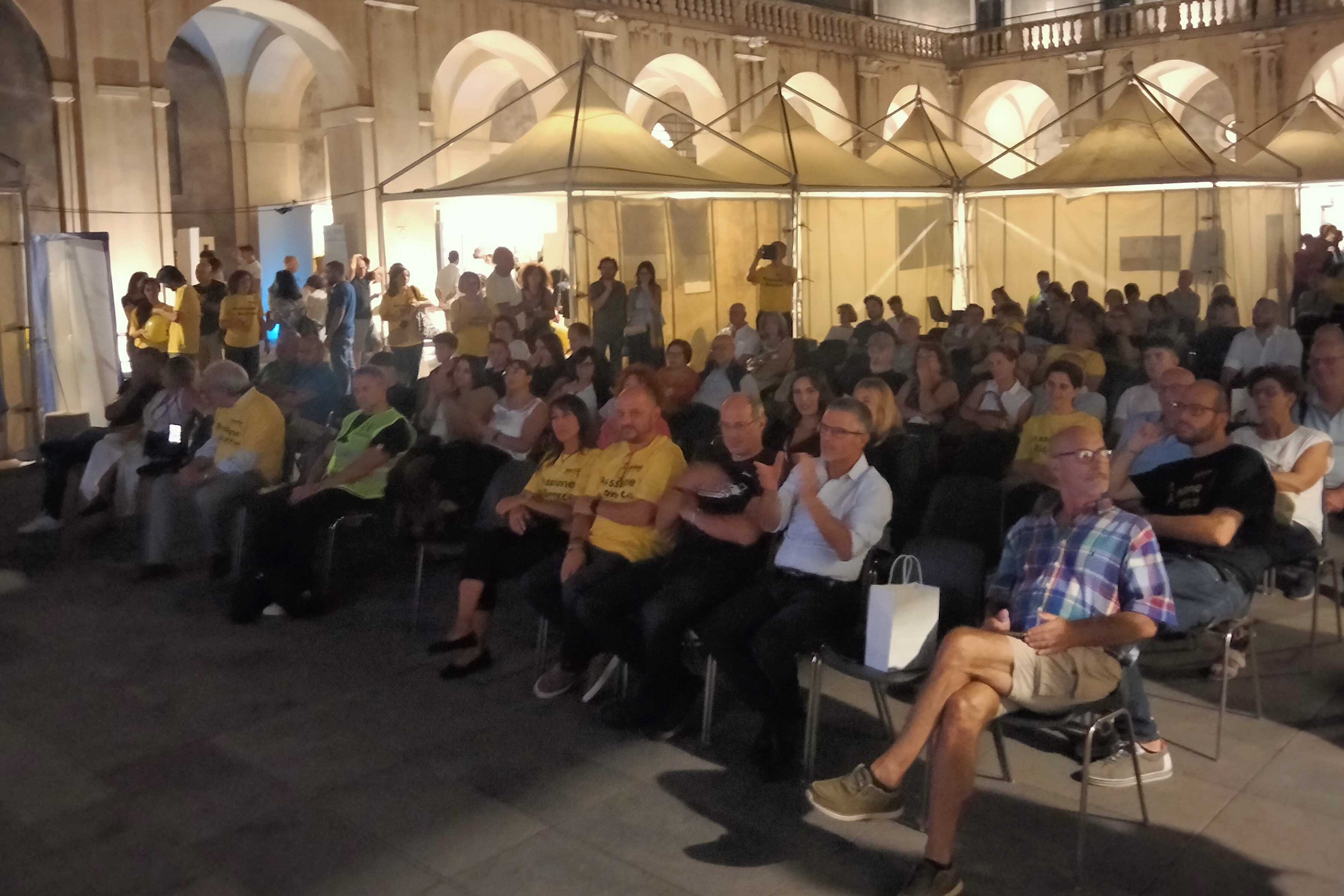 Il pubblico presente nel Cortile del Palazzo Platamone