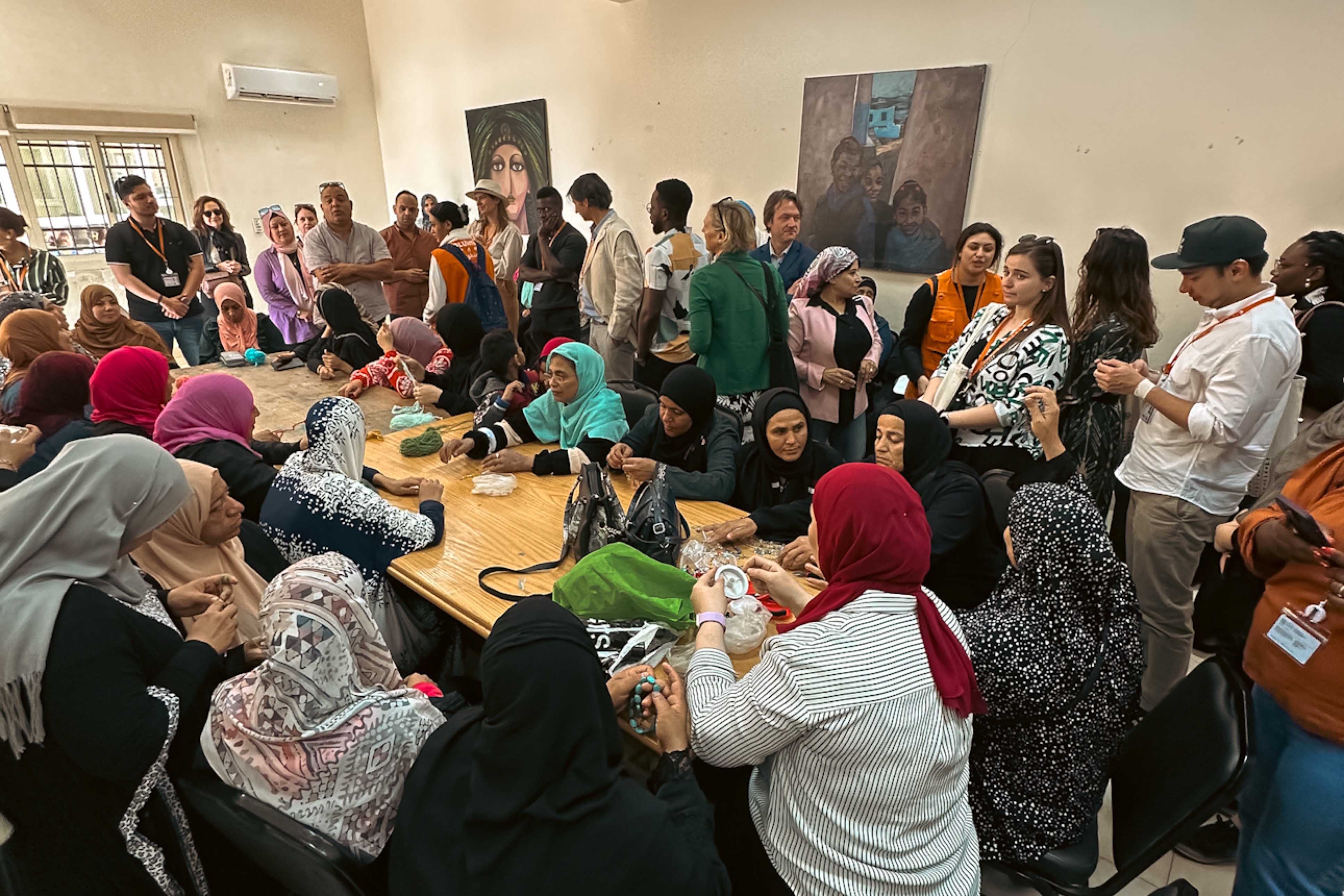 Un momento dell'incontro con la comunità locale