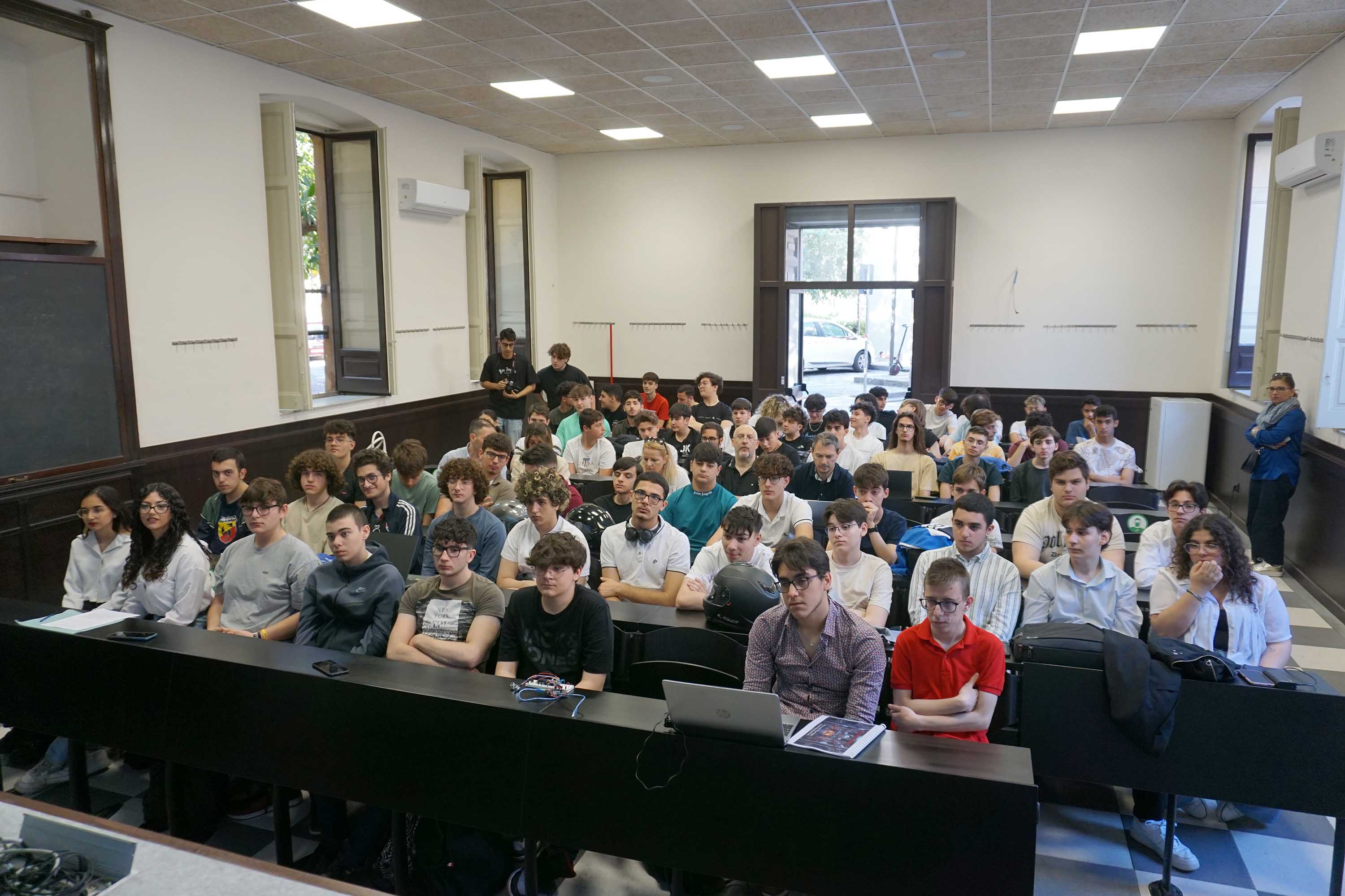 Studenti e studentesse dell'ITI Archimede di Catania nell'aula "Clementi" 