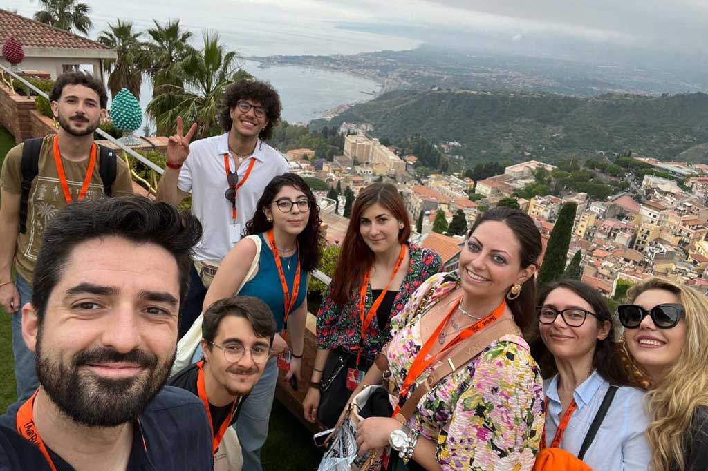 Studenti e studentesse Unict con Giancarlo Collura, il "referente" a Taobuk