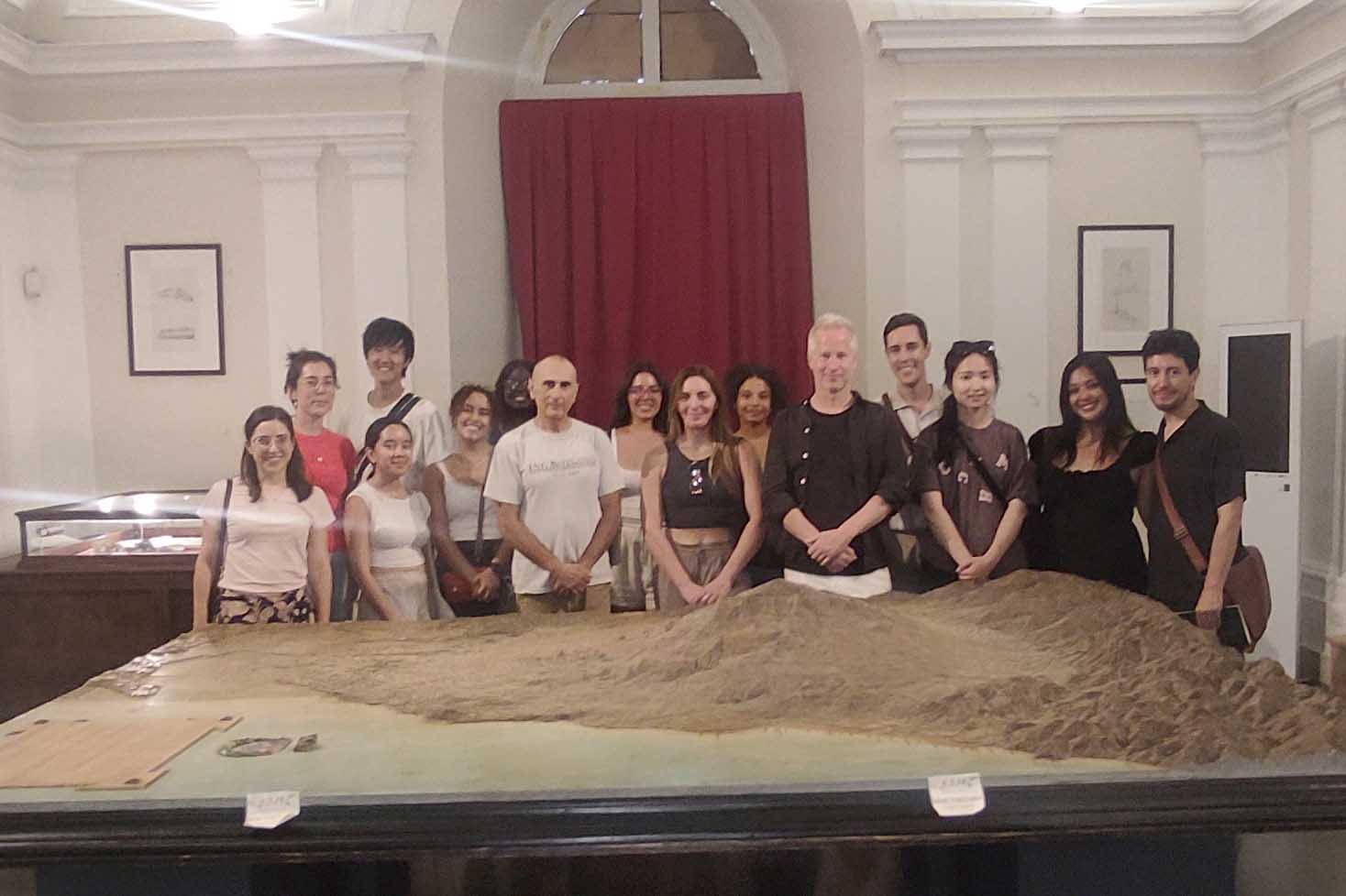 Foto di gruppo per gli studenti americani insieme con il prof. Carmelo Ferlito e la dott.ssa Maura Fugazzotto 