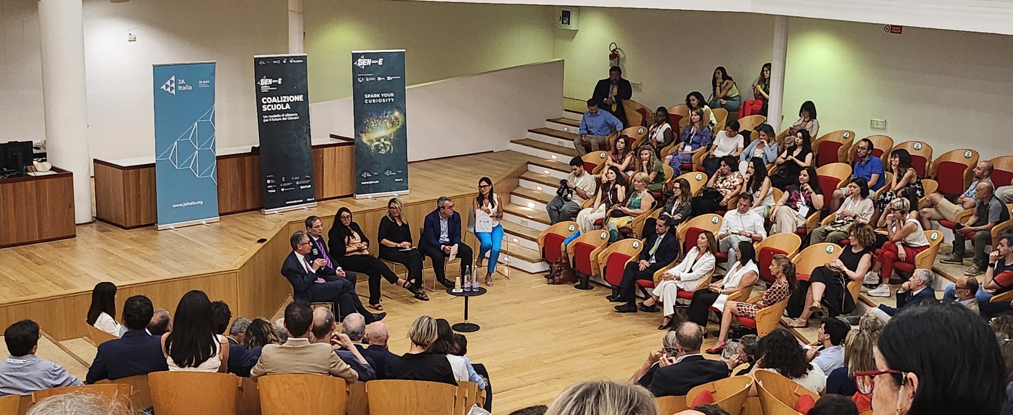 In foto da sinistra Francesco Vanni d'Archirafi, Roberto Di Bella, Federica Celestini Campanari, Cristina Grieco e Agostino Scornajenchi che hanno partecipato al primo panel della conferenza