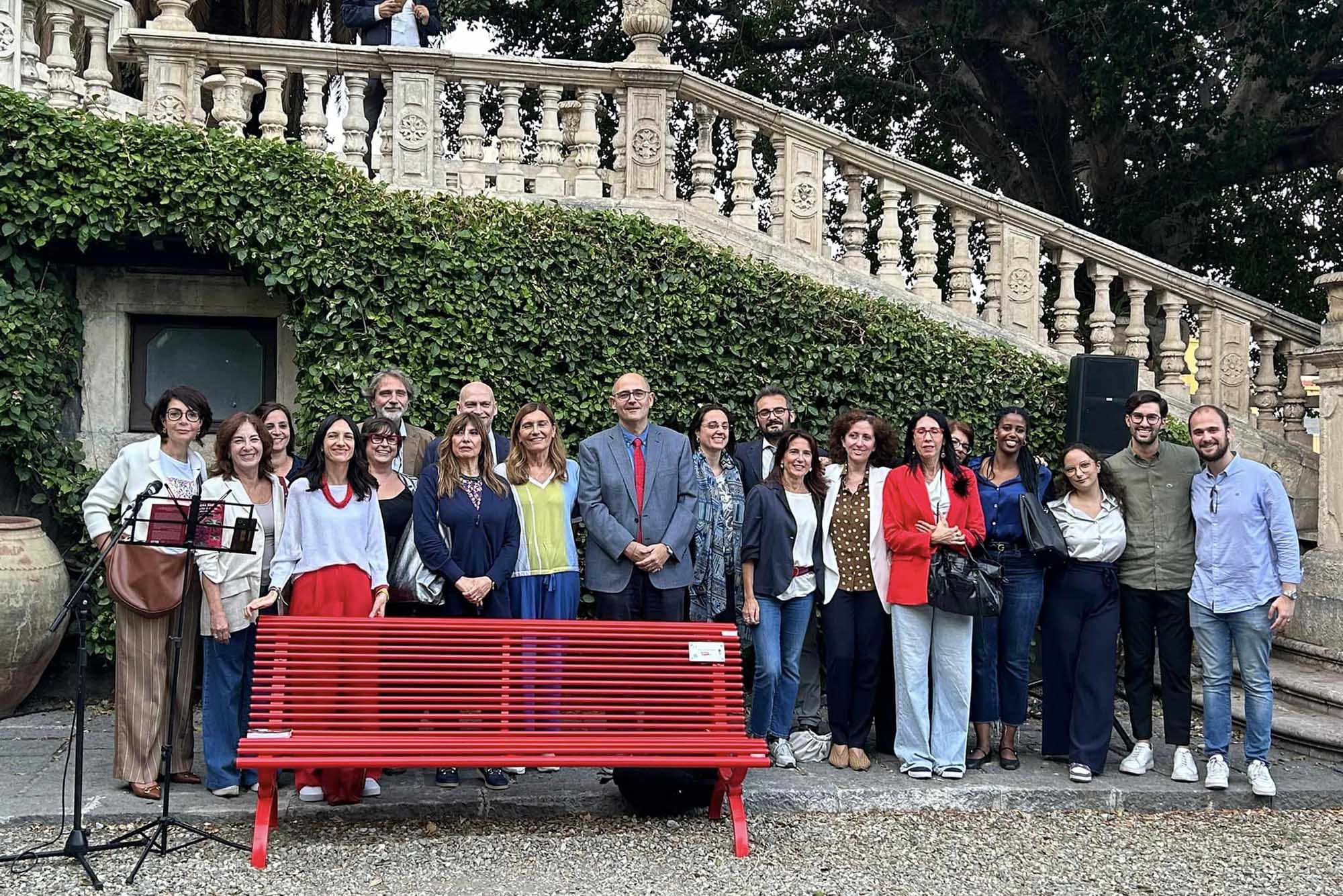 In foto i presenti alla cerimonia di inaugurazione della panchina rossa nel giardino di Villa Cerami